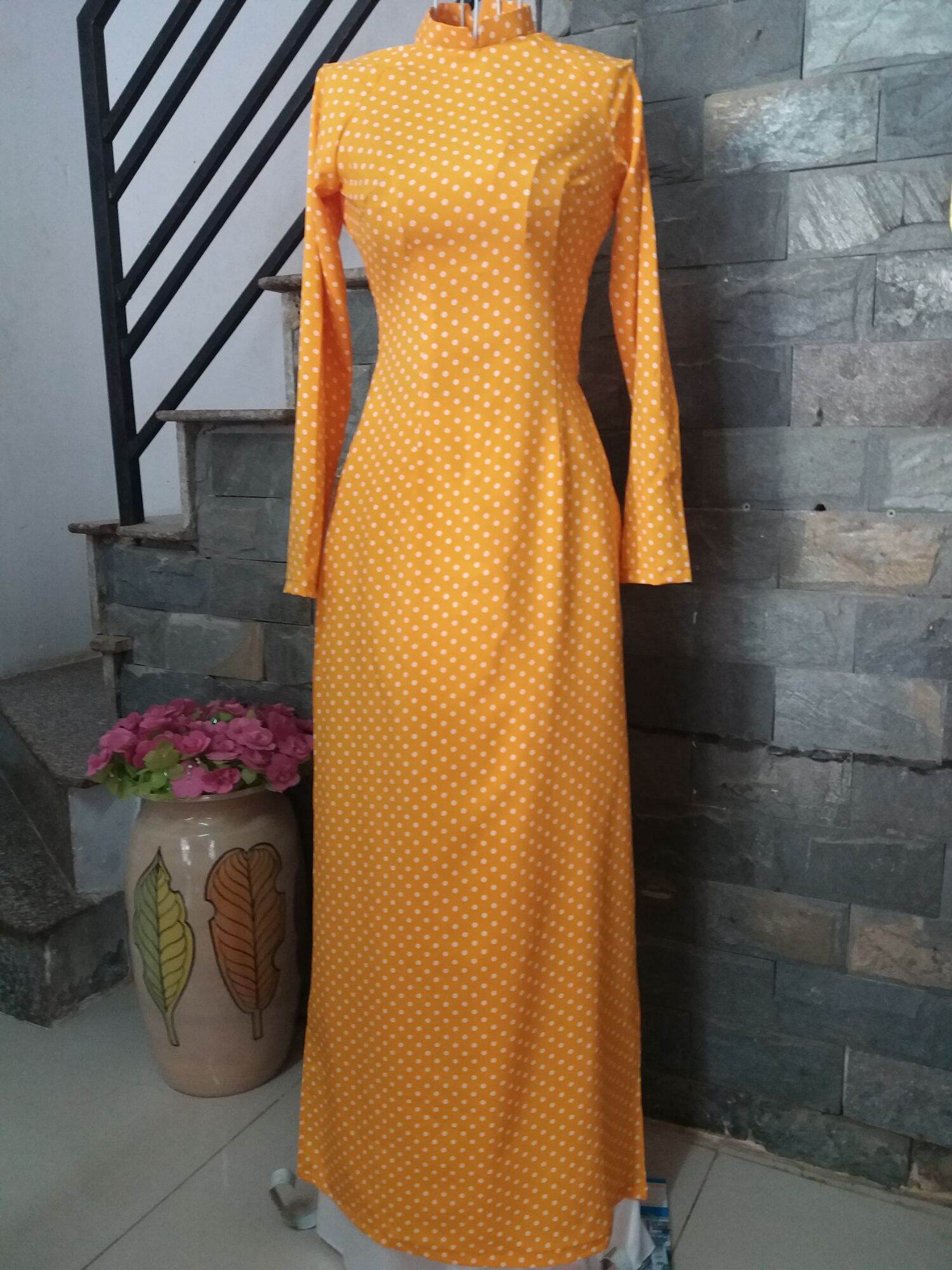 Áo dài chấm bi vàng