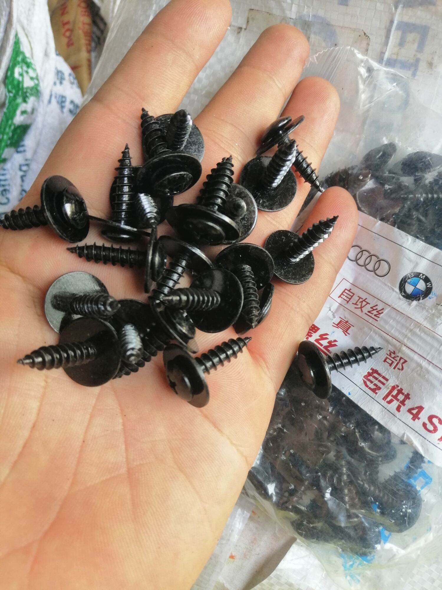 Túi vít bắt tấm chắn bùn cho xe ô tô loại 5 ly(túi 95 chiếc) Giá 90,000 Đồng*Miễn phí vận chuyển