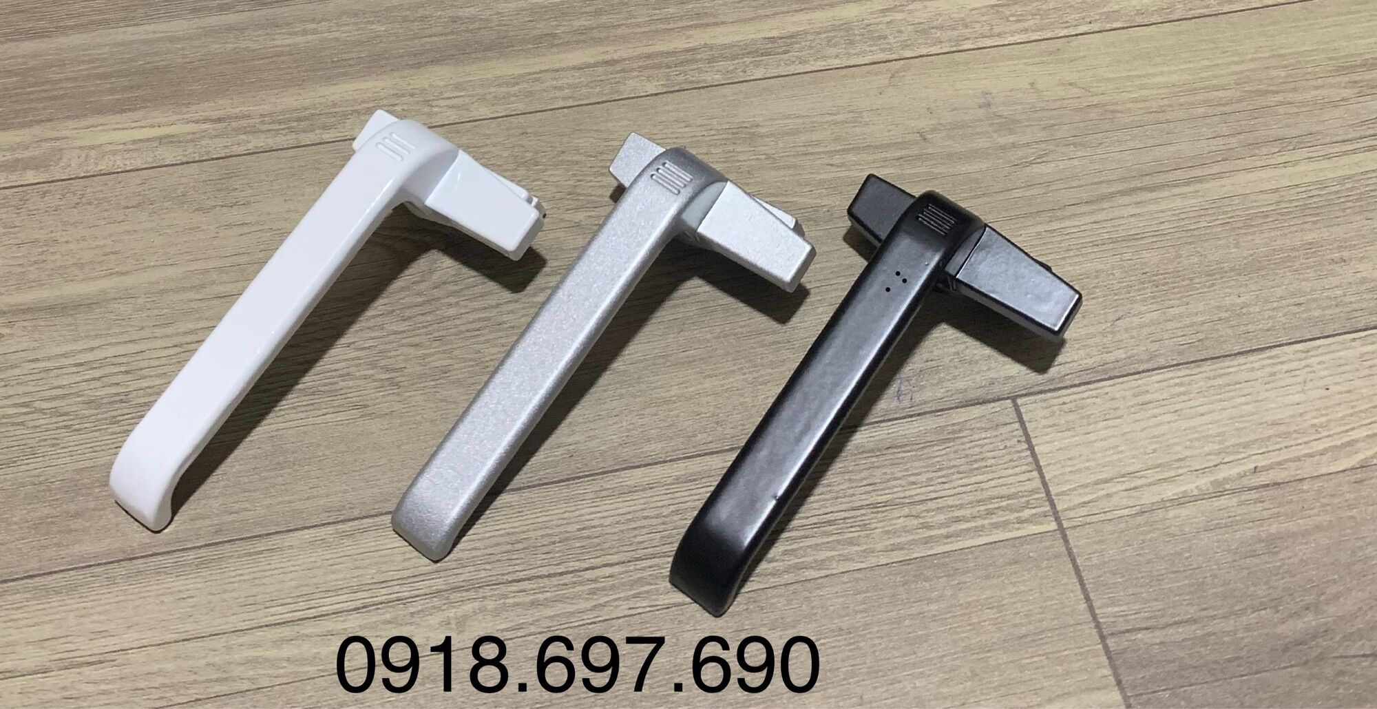 [HCM]Tay gạt có chân cửa sổ nhôm trắng sữa 8108