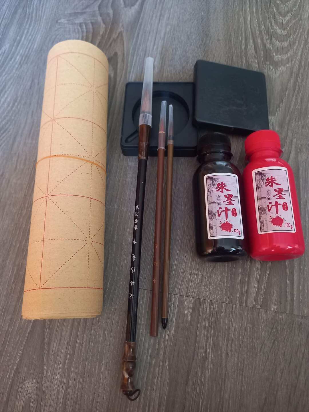 Khuyến mãi combo bộ bút,mực,giấy,nghiên. 

Đủ bộ cho người luyện viết thư pháp.