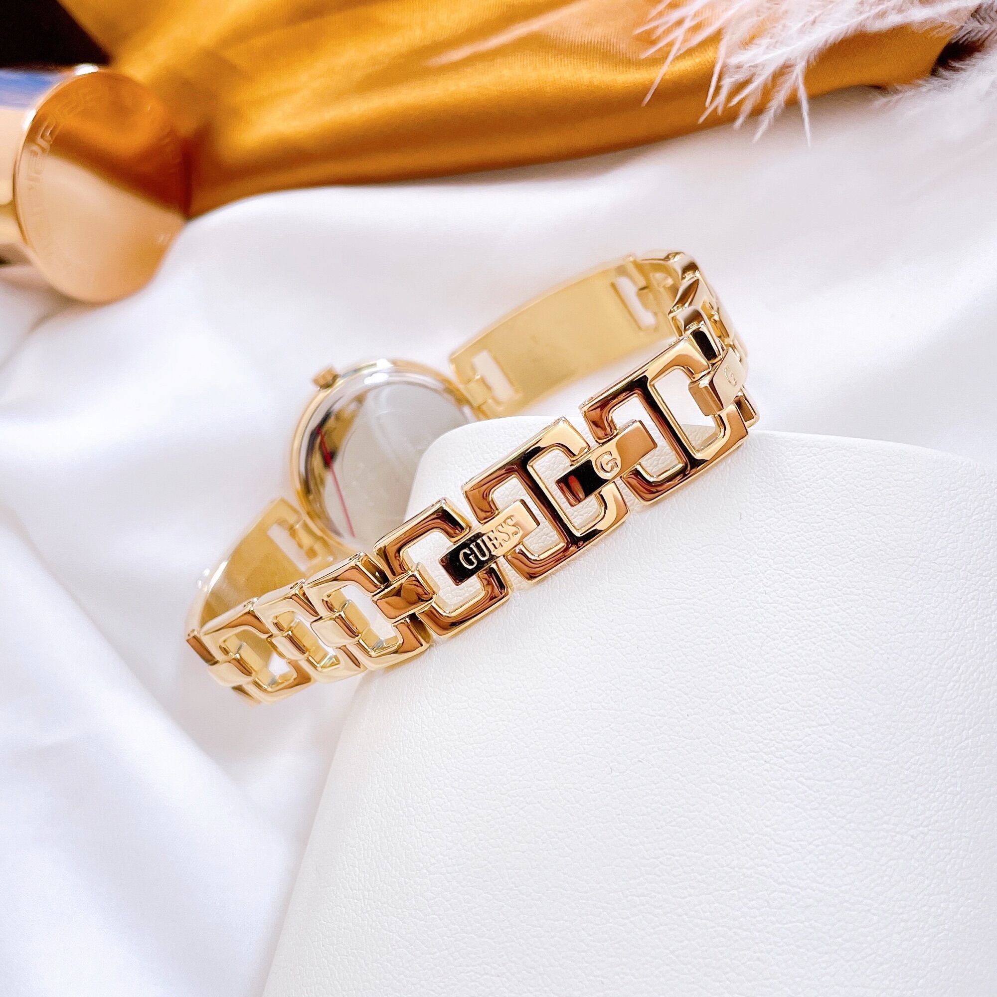 Đồng Hồ Nữ Guess Gold Tone
