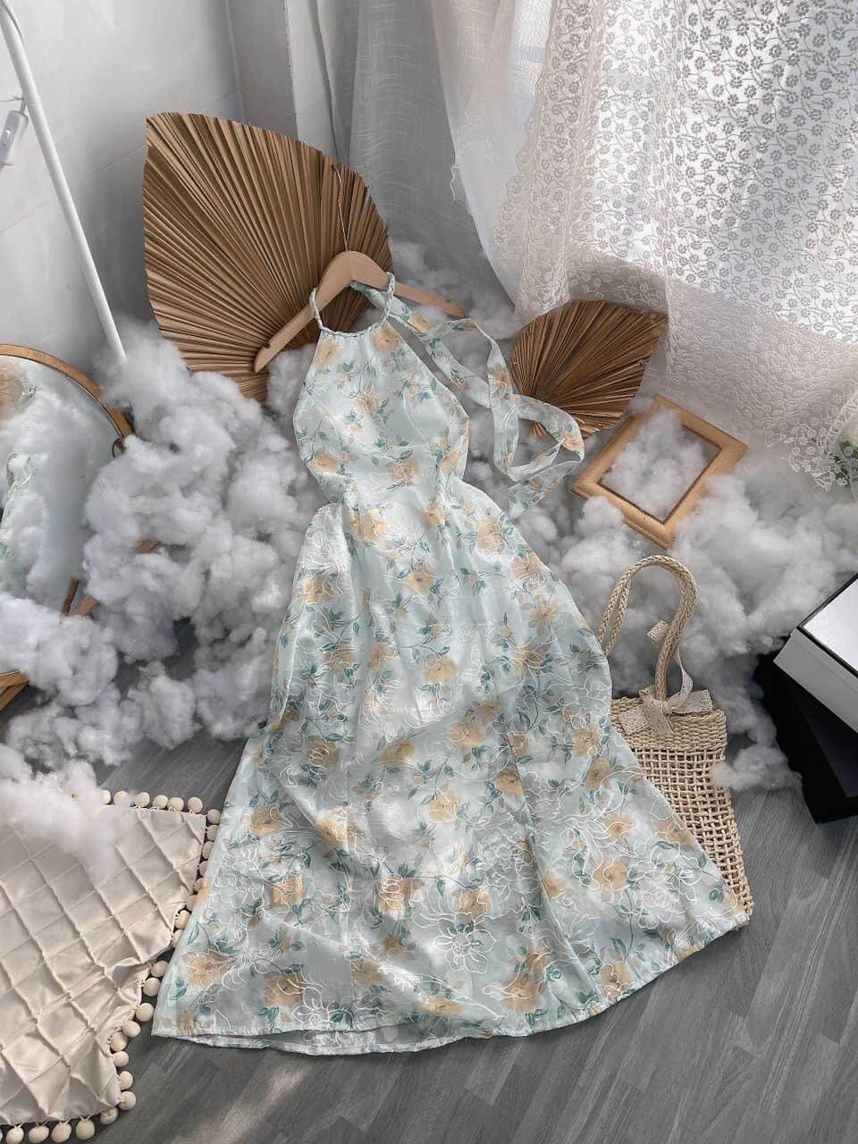 Đầm cổ yếm midi thêu hoa hồng hở lưng