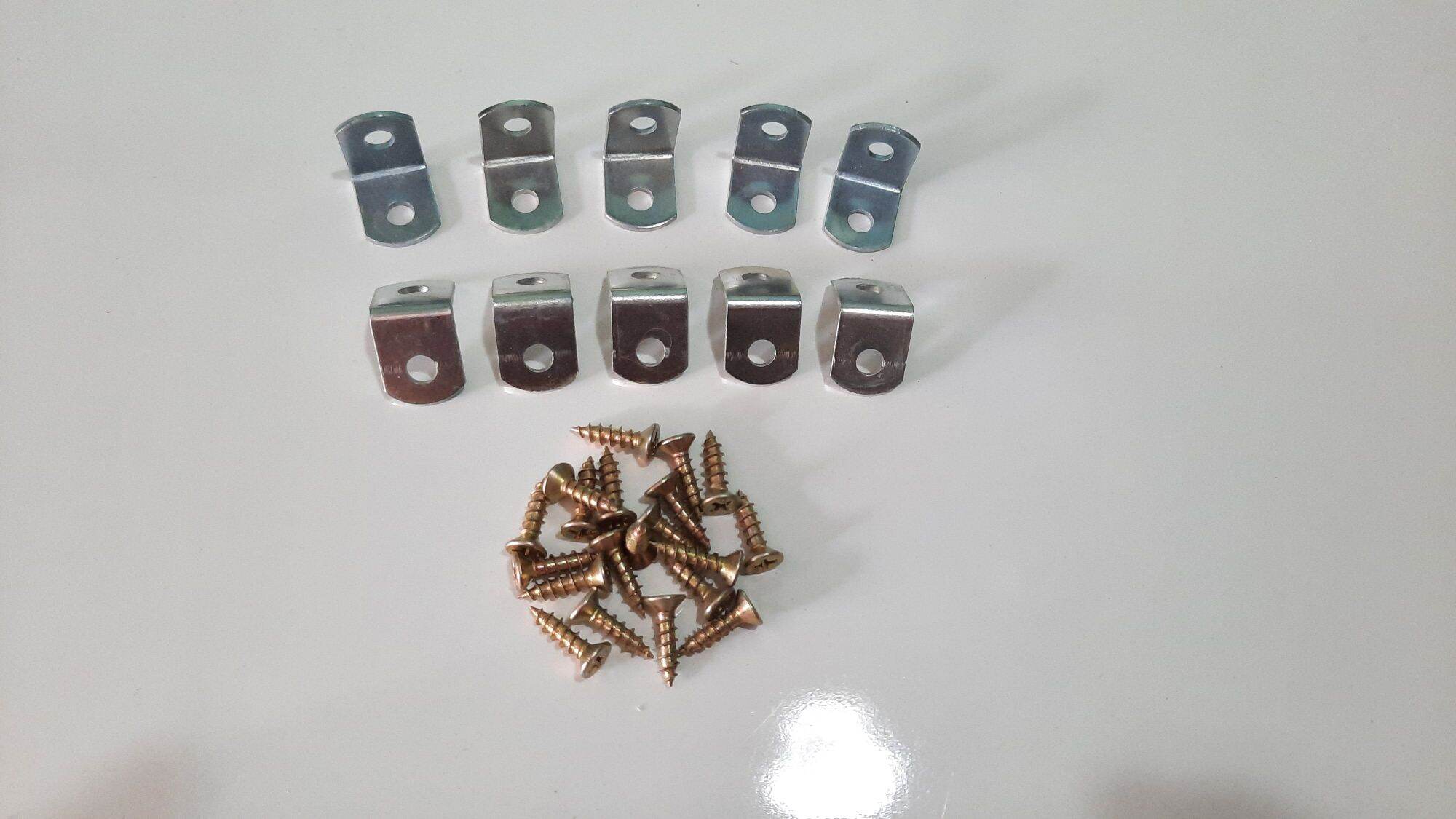 Gói 10 cái pat l 2 lỗ loại 1,7cm x 1,7cm và 20 ốc vít 1,5cm.
