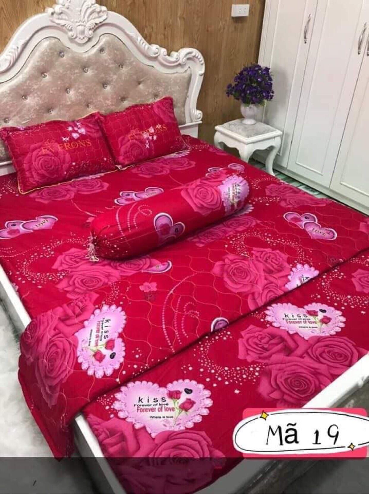 Bộ ga gối 4 món hoa hồng gồm 1 ga bọc nệm, 2 vỏ gối nằm, 1 vỏ gối ôm