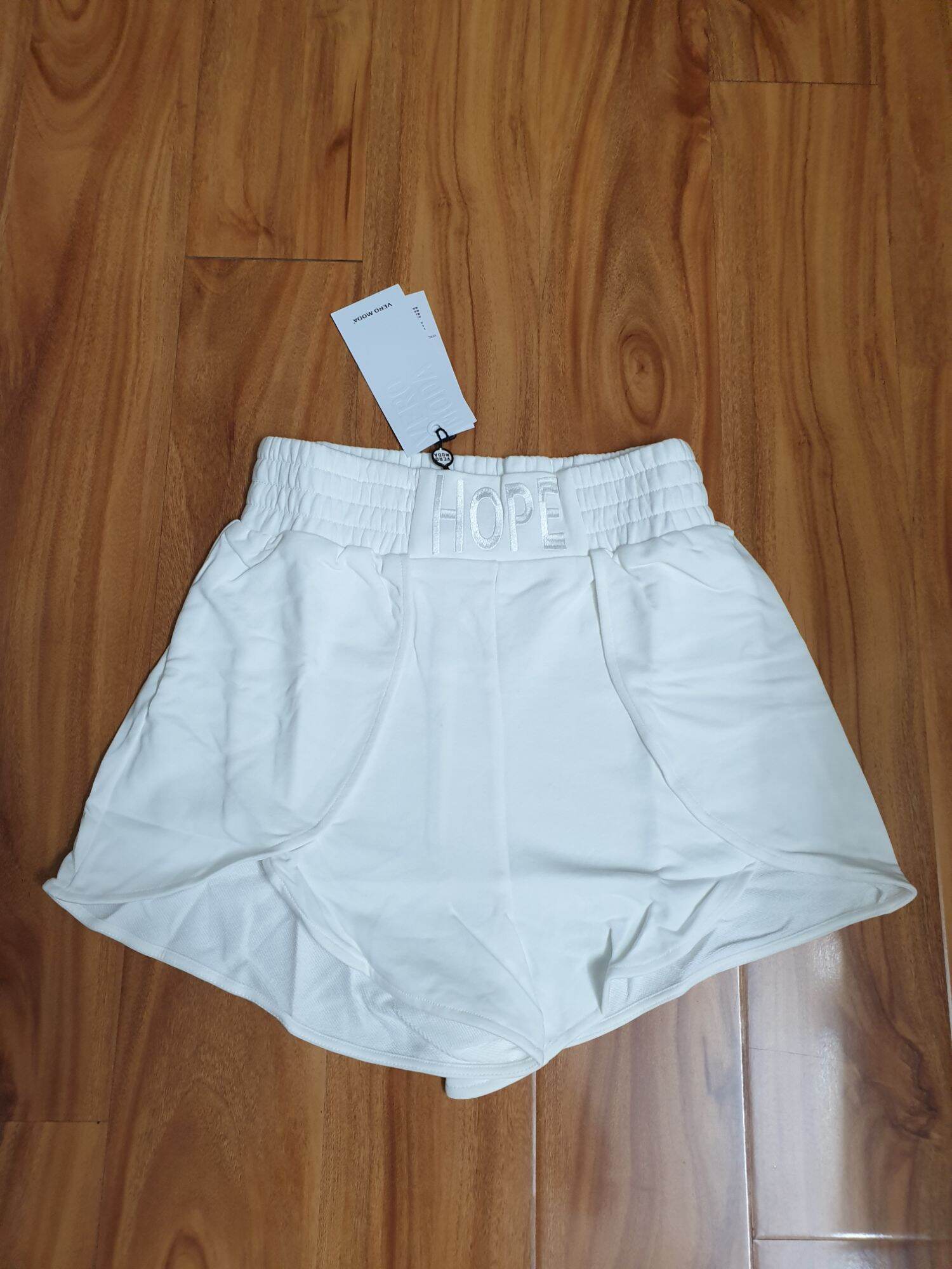 Quần sooc sành điệu,thêu chữ Hope Vero Moda
