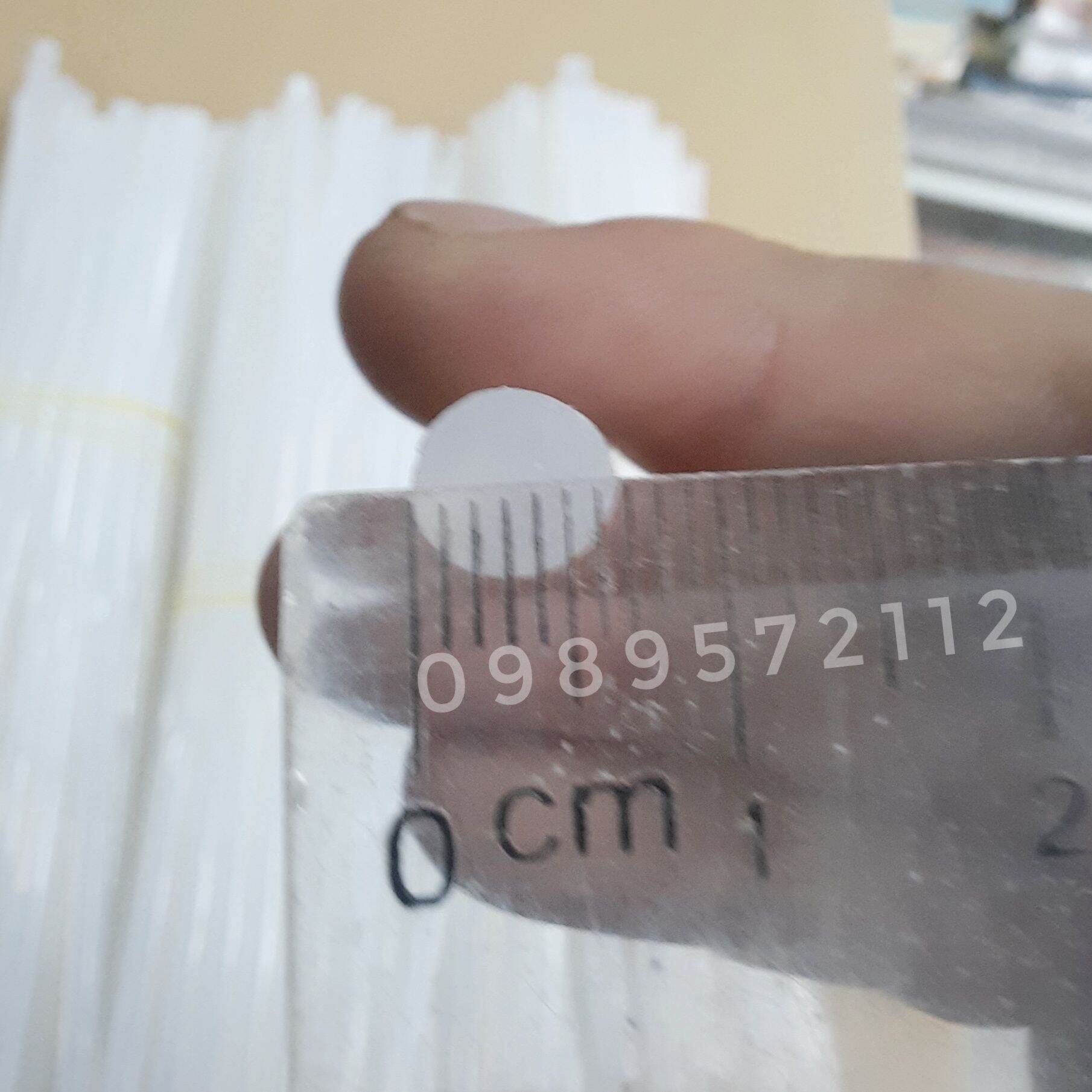 50 cây keo nến bé 0.68cm * 24.5cm.