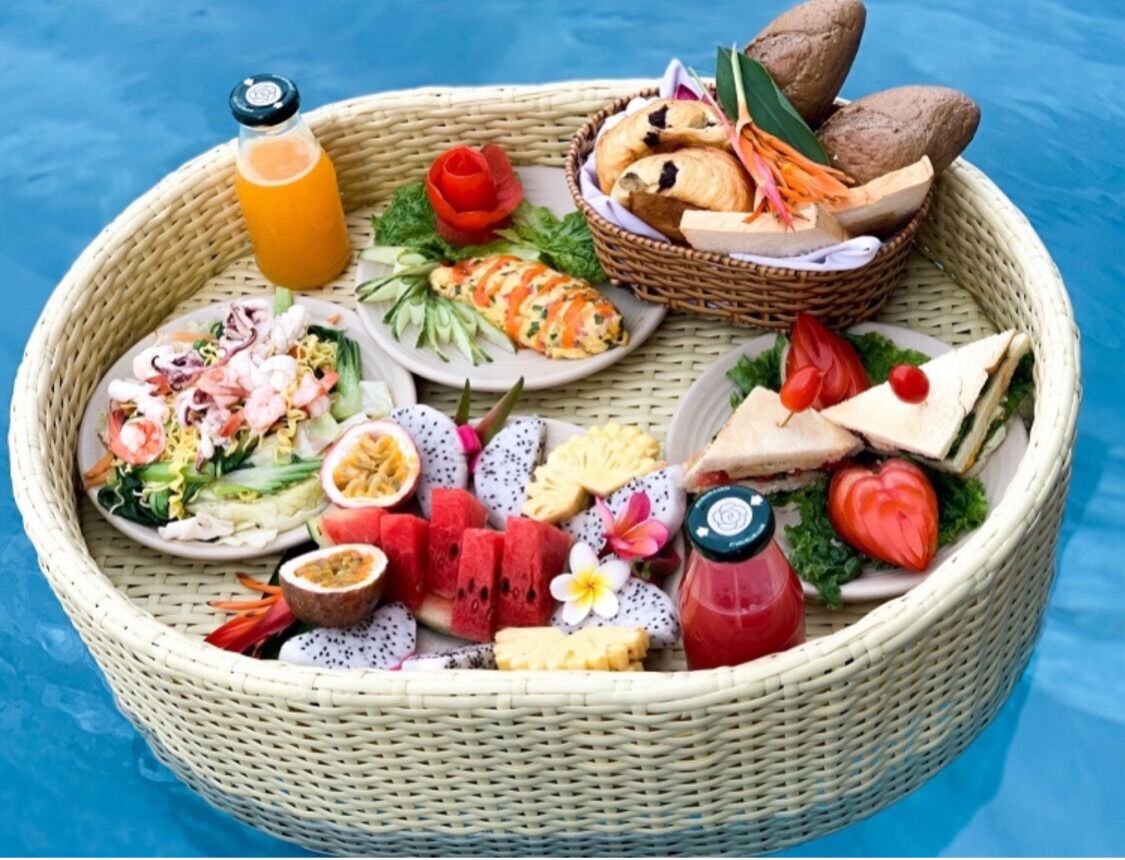Khay để đồ ăn nổi ở bể bơi -canh hàng sale