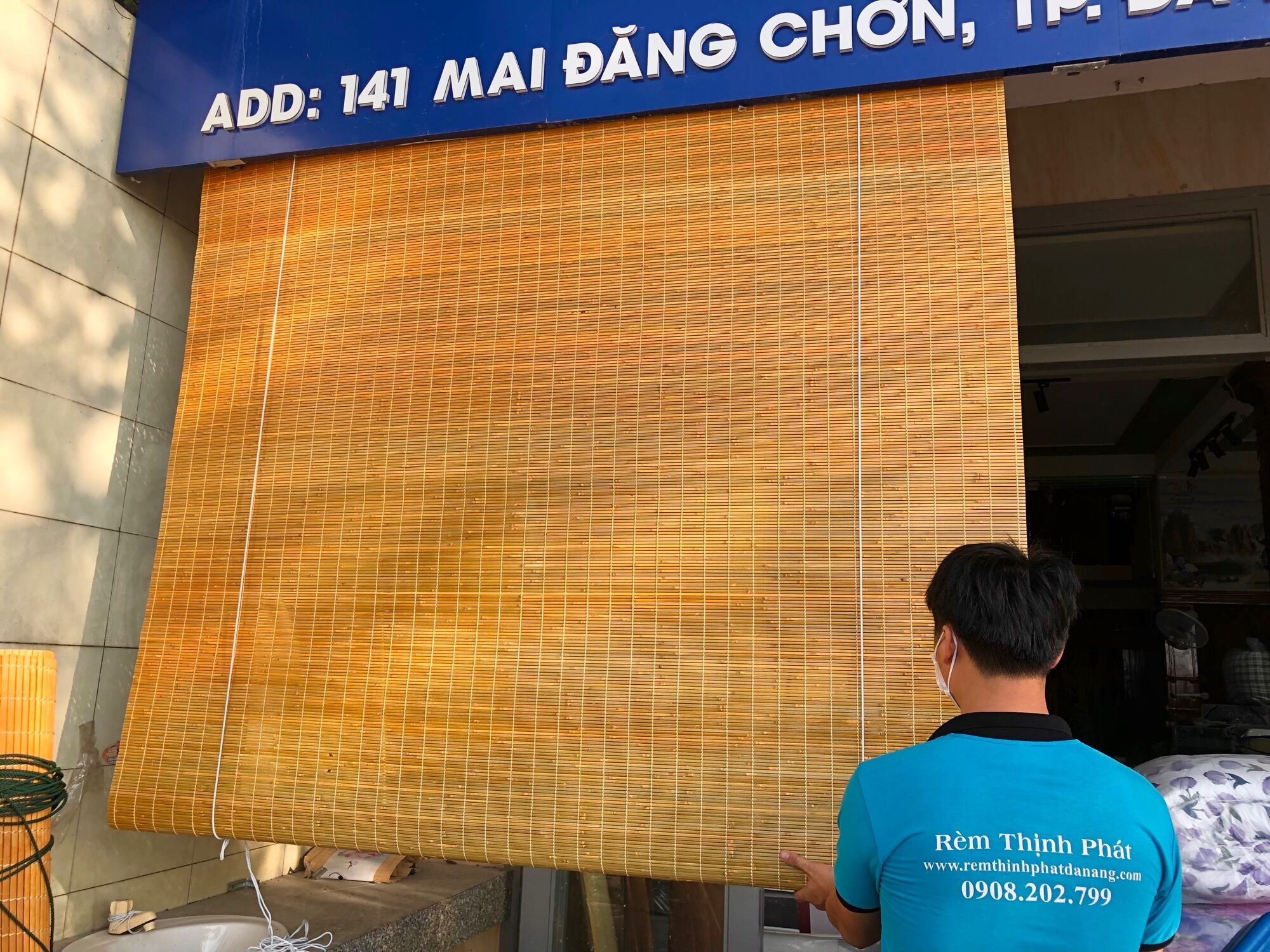 Mành rèm tre trúc vàng che nắng ban công, mái hiên, rèm tre trúc cuốn che nắng cửa sổ.