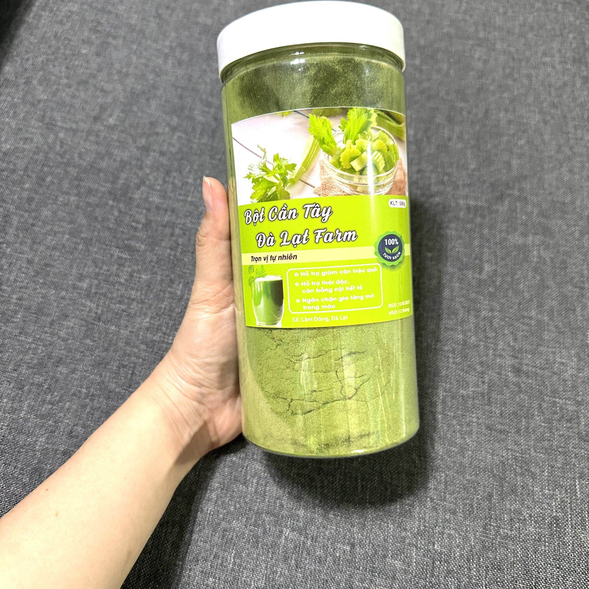 Bột cần tây sấy lạnh nguyên chất hộp 500gr đalat farm loại xay nhuyễn. Bột cần tây nguyên chất gồm chất xơ hòa tan và không hòa tan.