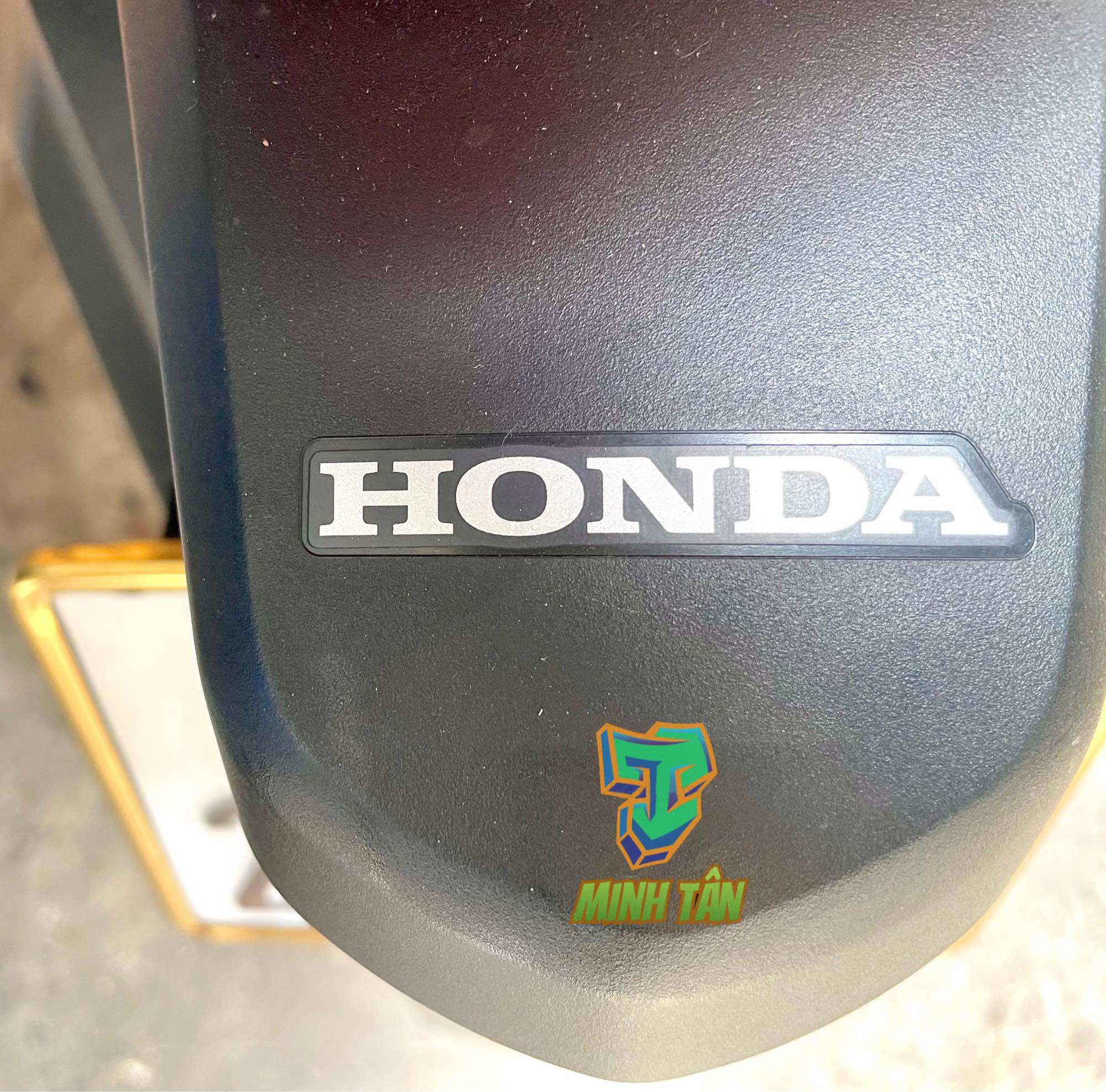 Tem zin honda dán đuôi dè sau xe máy.