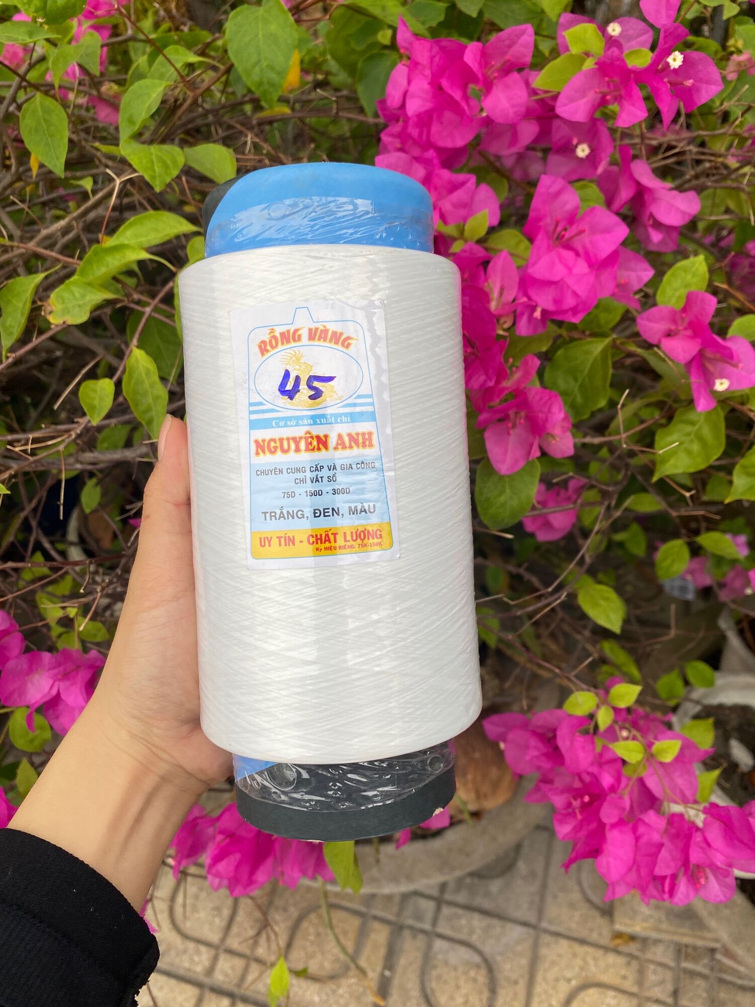 Chỉ tơ vắt sổ có 2 màu trắng đen