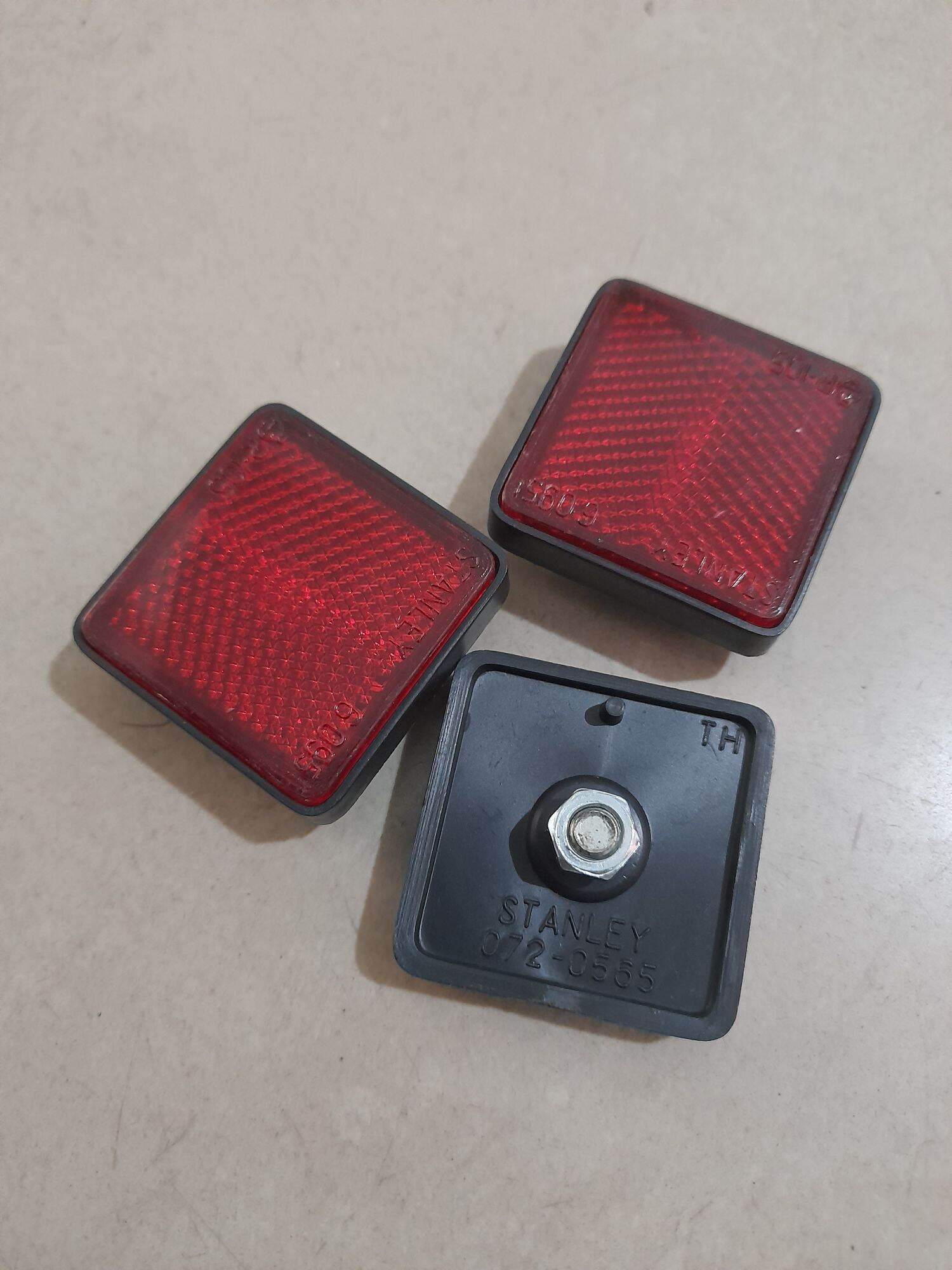 Tấm phản quang gắn đuôi dè sau xe Wave nhỏ và citi.