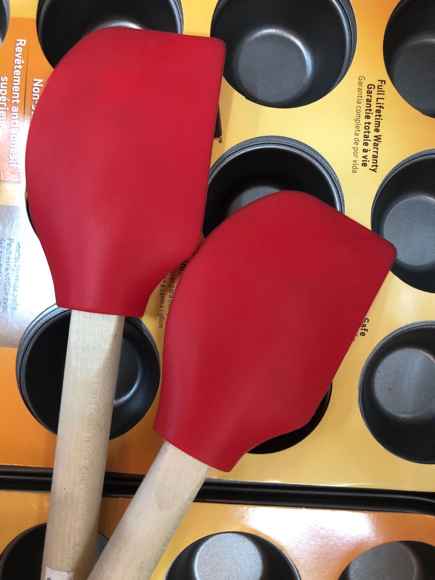 Cây vét bột silicone đỏ cán gỗ