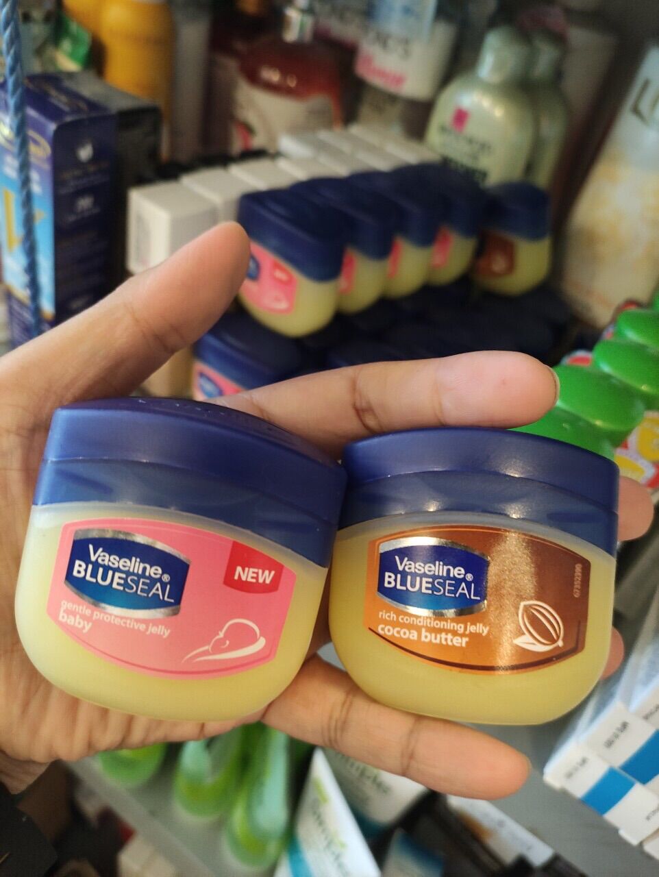 Sáp dưỡng ẩm giảm thâm dạng hủ Vaseline 49g