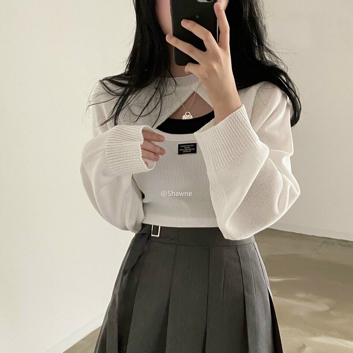Áo croptop len 2 dây và khoác len