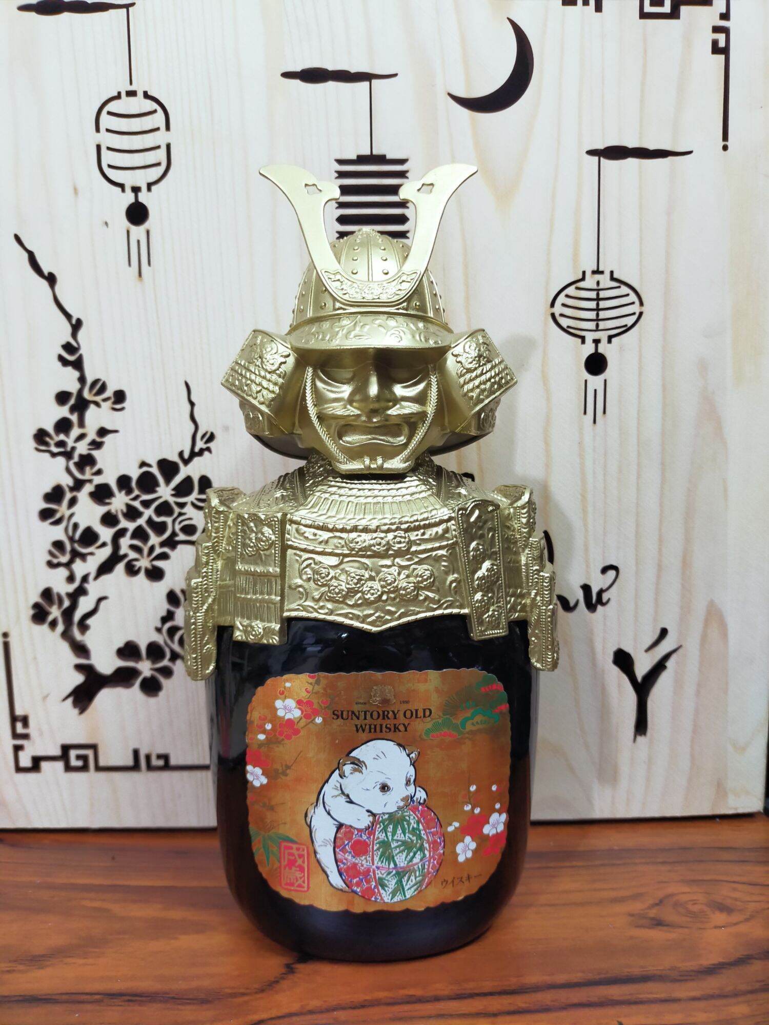 Vỏ CHAI kèm giáp Samurai độc lạ