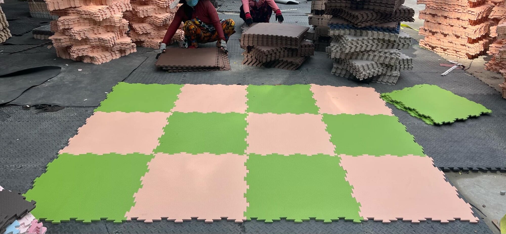 Thảm xốp lót sàn 60×60×1cm (nâu, nâu caffe, xám đậm, kem)
