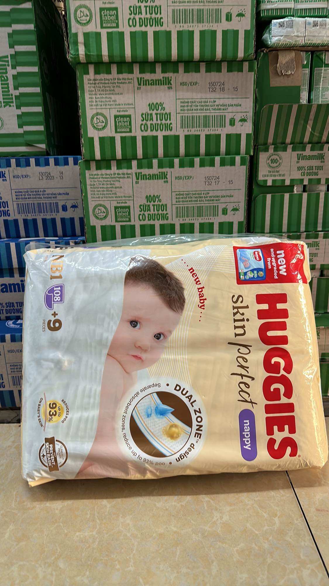 [Tặng 9 miếng] Miếng lót sơ sinh Huggies NB1 - 108 miếng (Cho bé dưới 5kg)