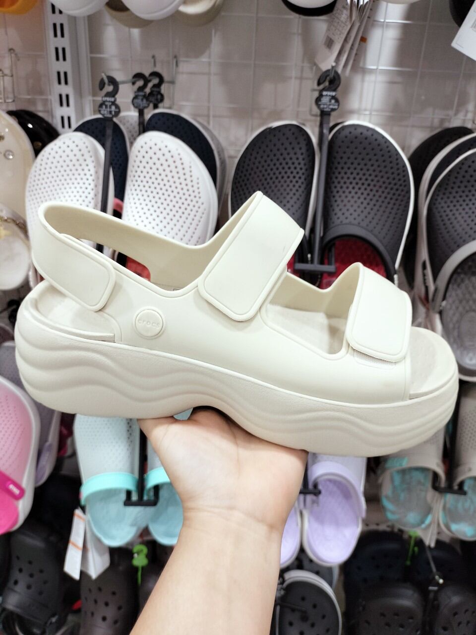 Sandal Crocs skyline 5cm quai ngang