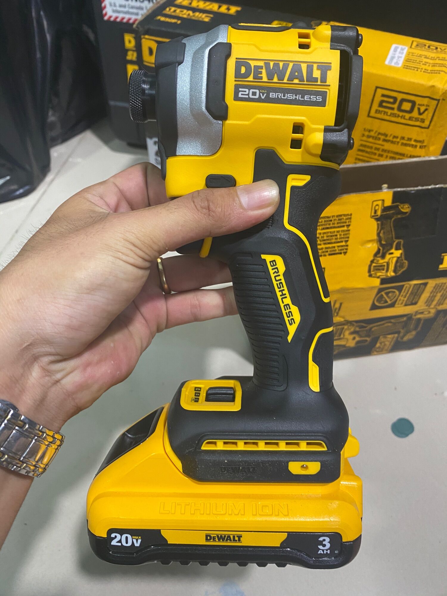 Khoan vít dewalt dcf850