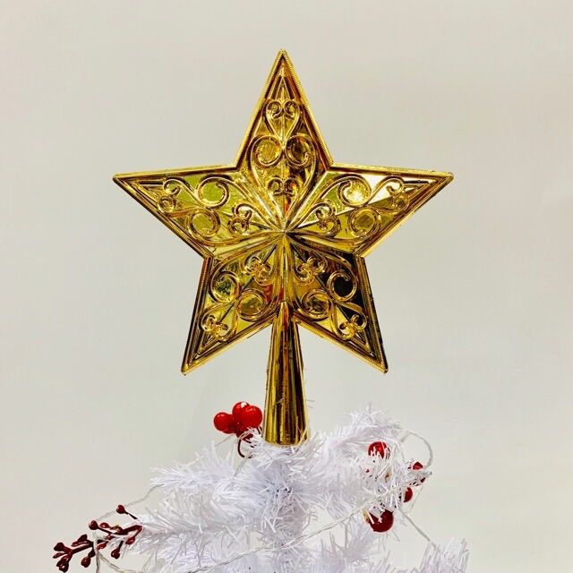 Ngôi sao lớn gắn đỉnh đầu cây thông noel
