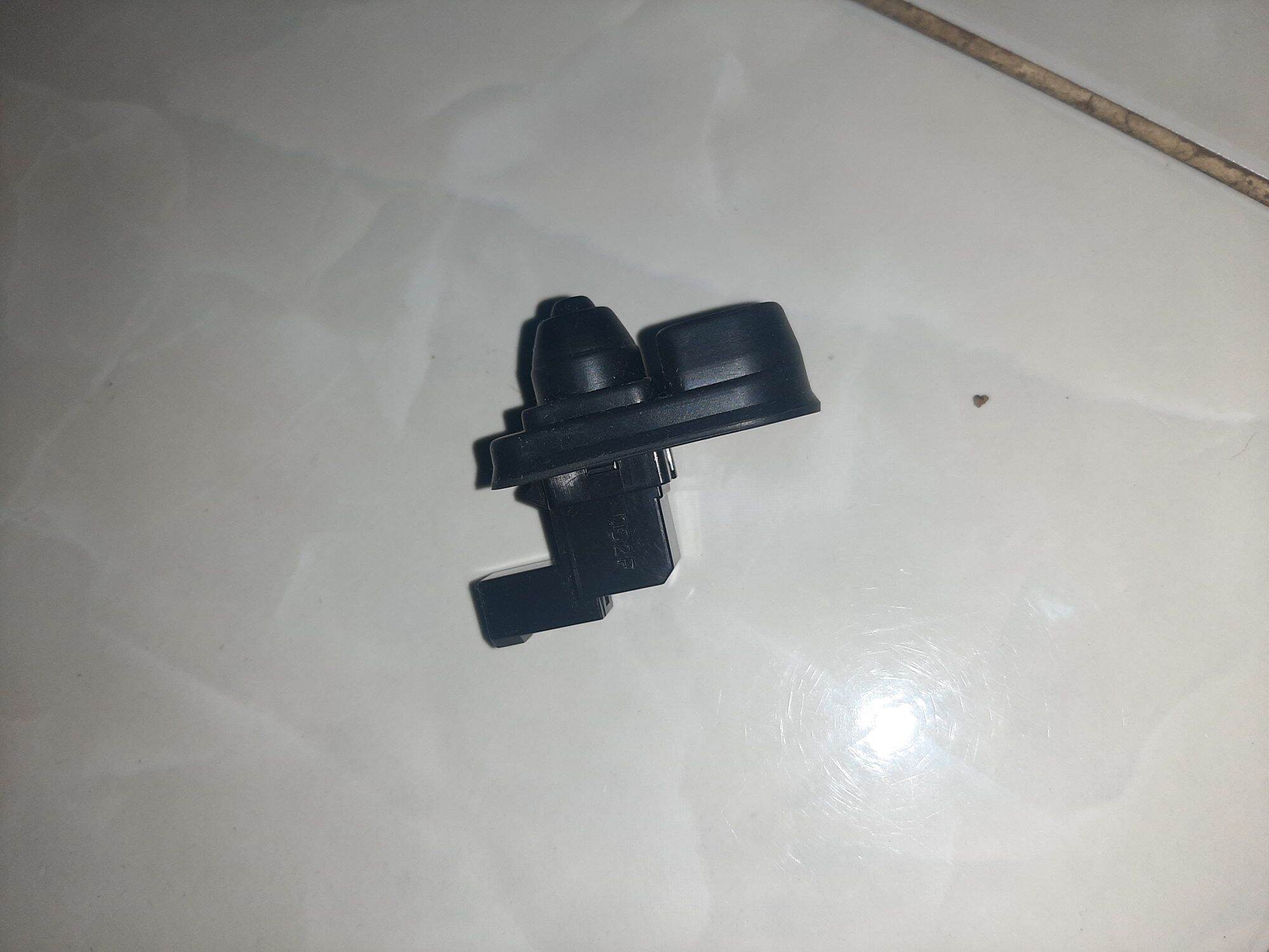 Công tắc báo mở cửa isuzu, switch door isuzu
