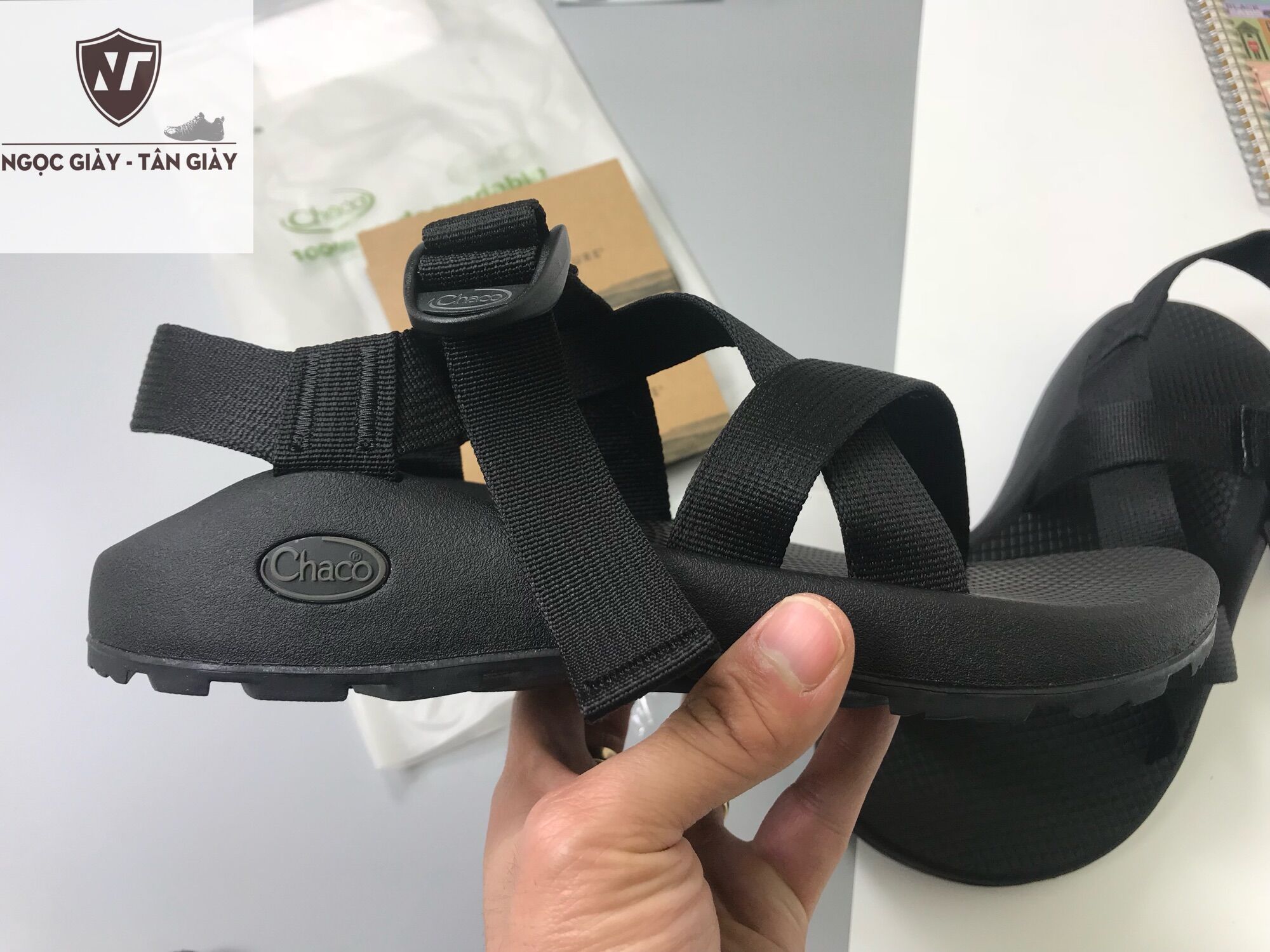 Quai hậu Sandal Chaco J105375 màu full đen authentic