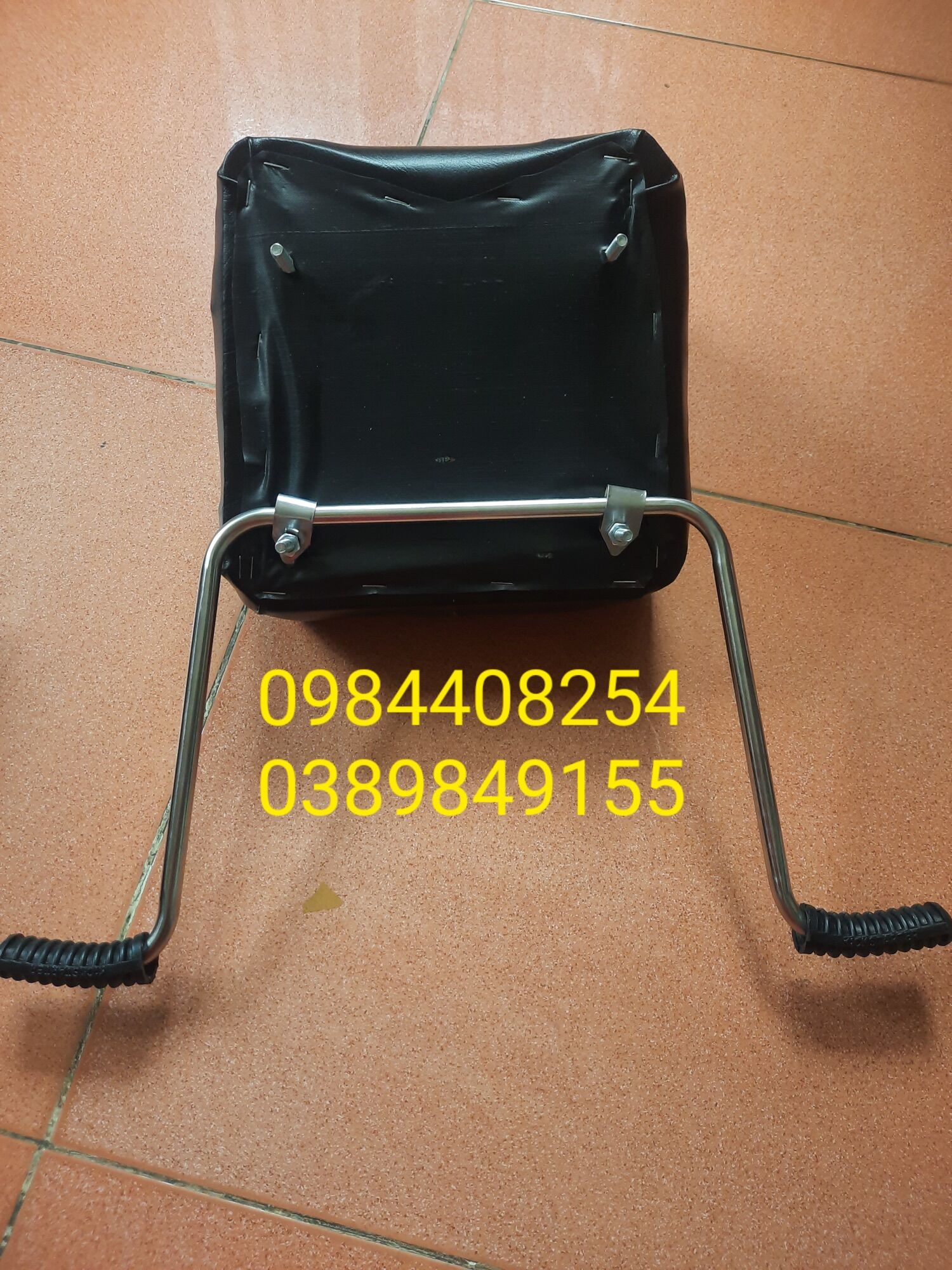 Gác chân (kèm ốc) gắn ghế nệm xe máy cho bé