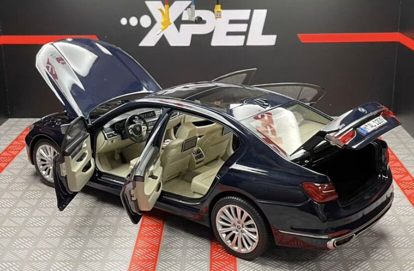 Mô hình xe BMW 750i tỉ lệ 1:18