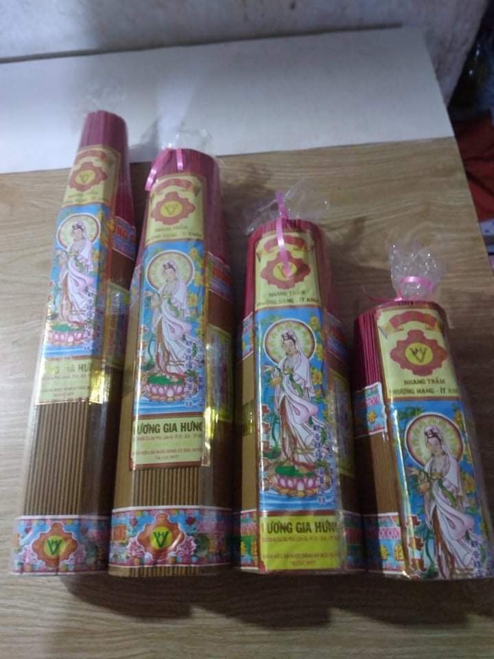 Nhang sạch ít khói hương thơm rất dễ chịu có 3 mùi trầm lài quế có 4 size lớn và nhỏ chuyên bán sỉ và lẻ
