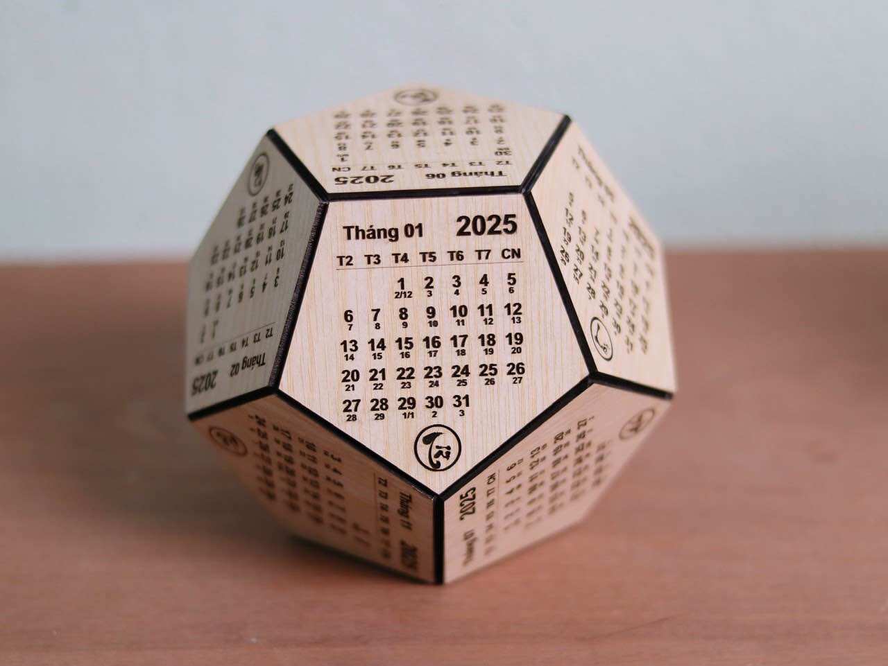 Lịch gỗ lục giác để bàn 12 tháng 2025 ( Lịch Âm kèm đế lịch + khắc chữ theo yêu cầu )