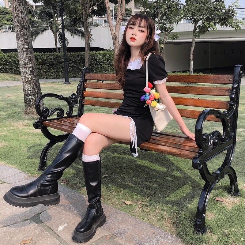 Váy cổ vuông viền ren