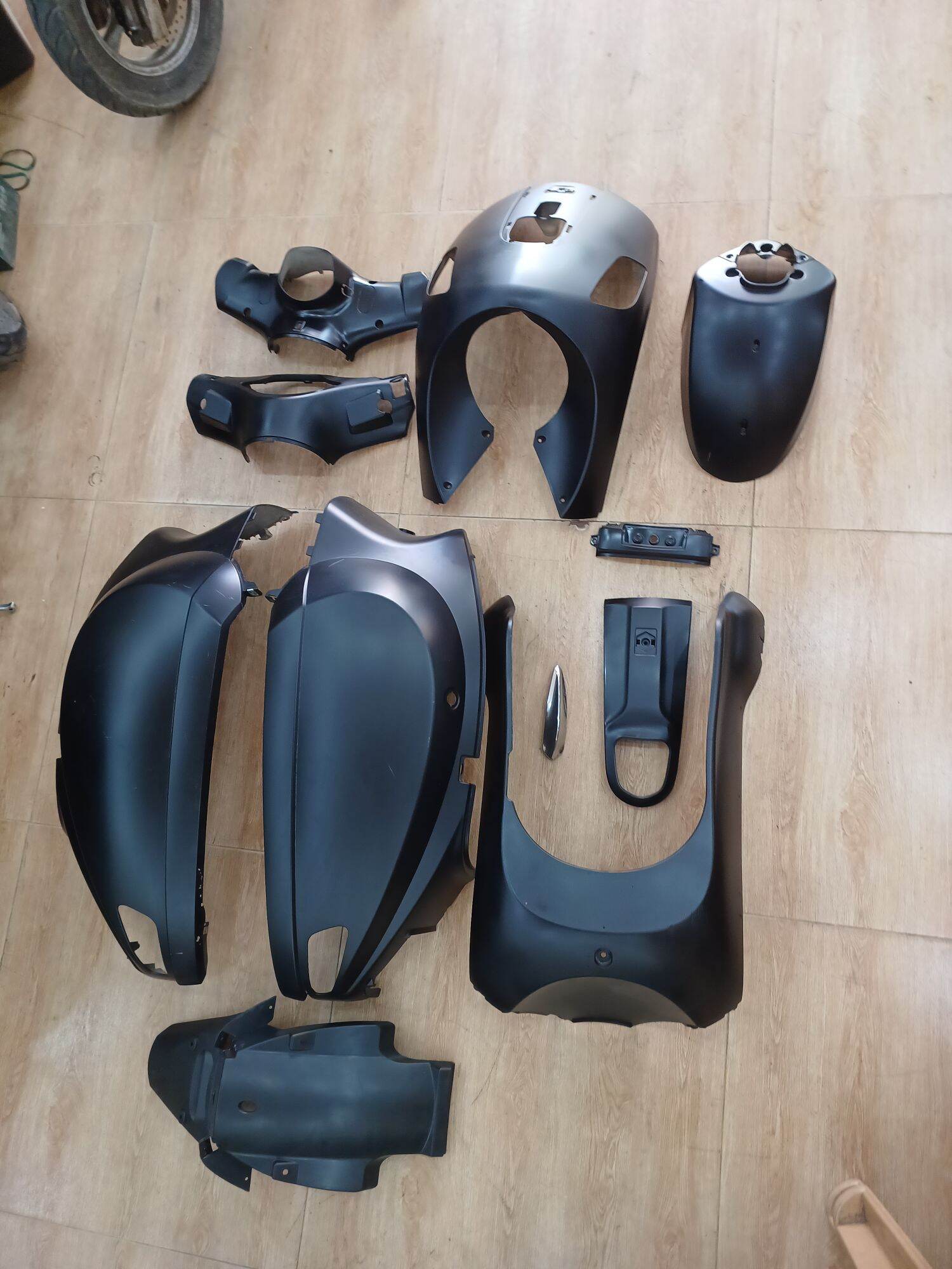 Bộ nhựa xe máy điện vespa đen sần