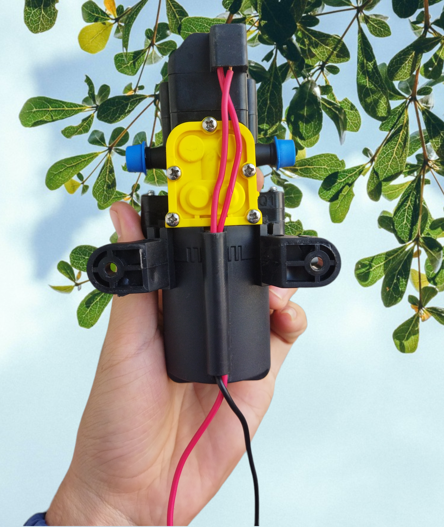 máy bơm  lắp bình phun thuốc trừ sâu mini 12v .