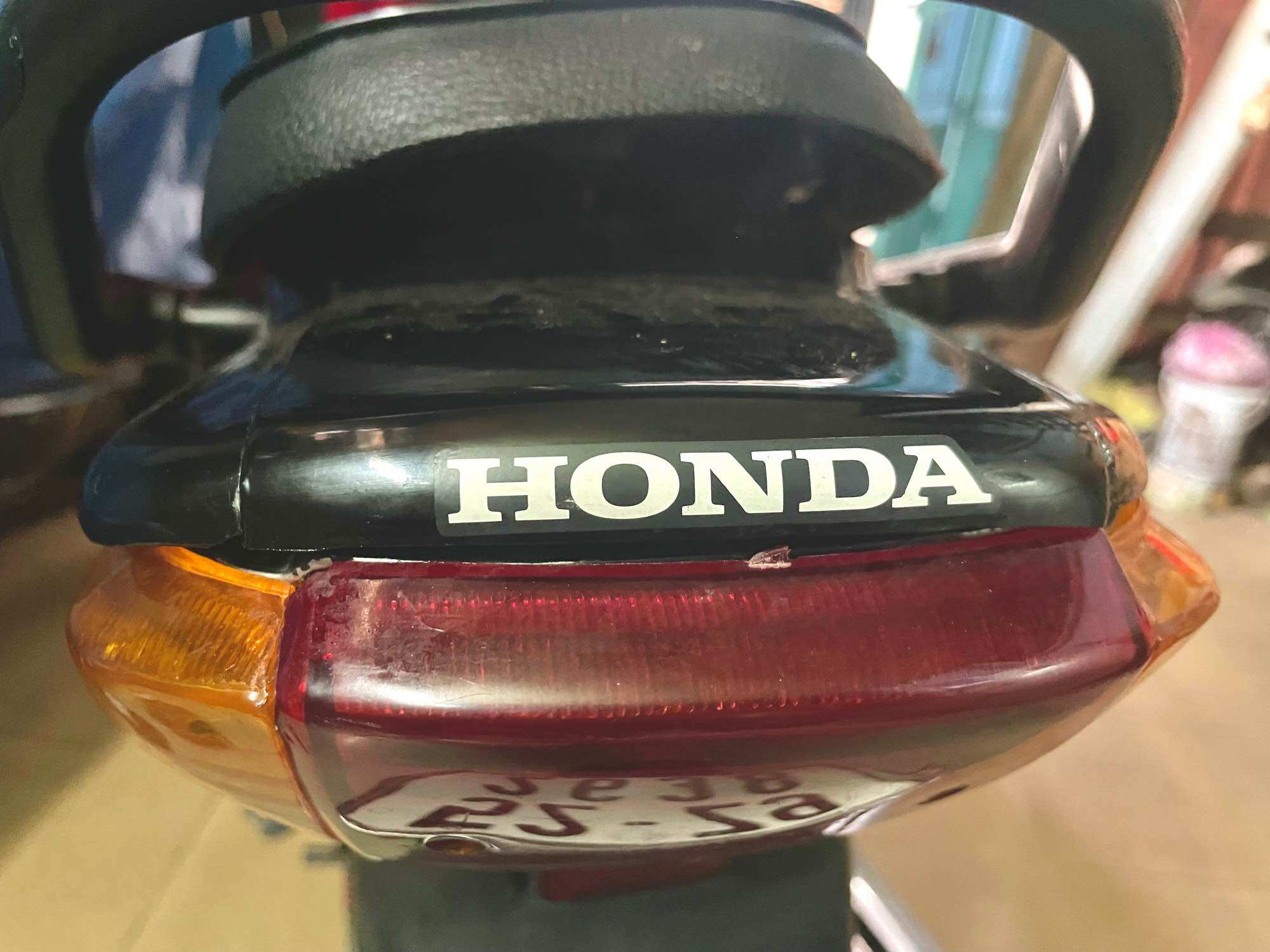 Tem zin honda dán đuôi dè sau xe máy.