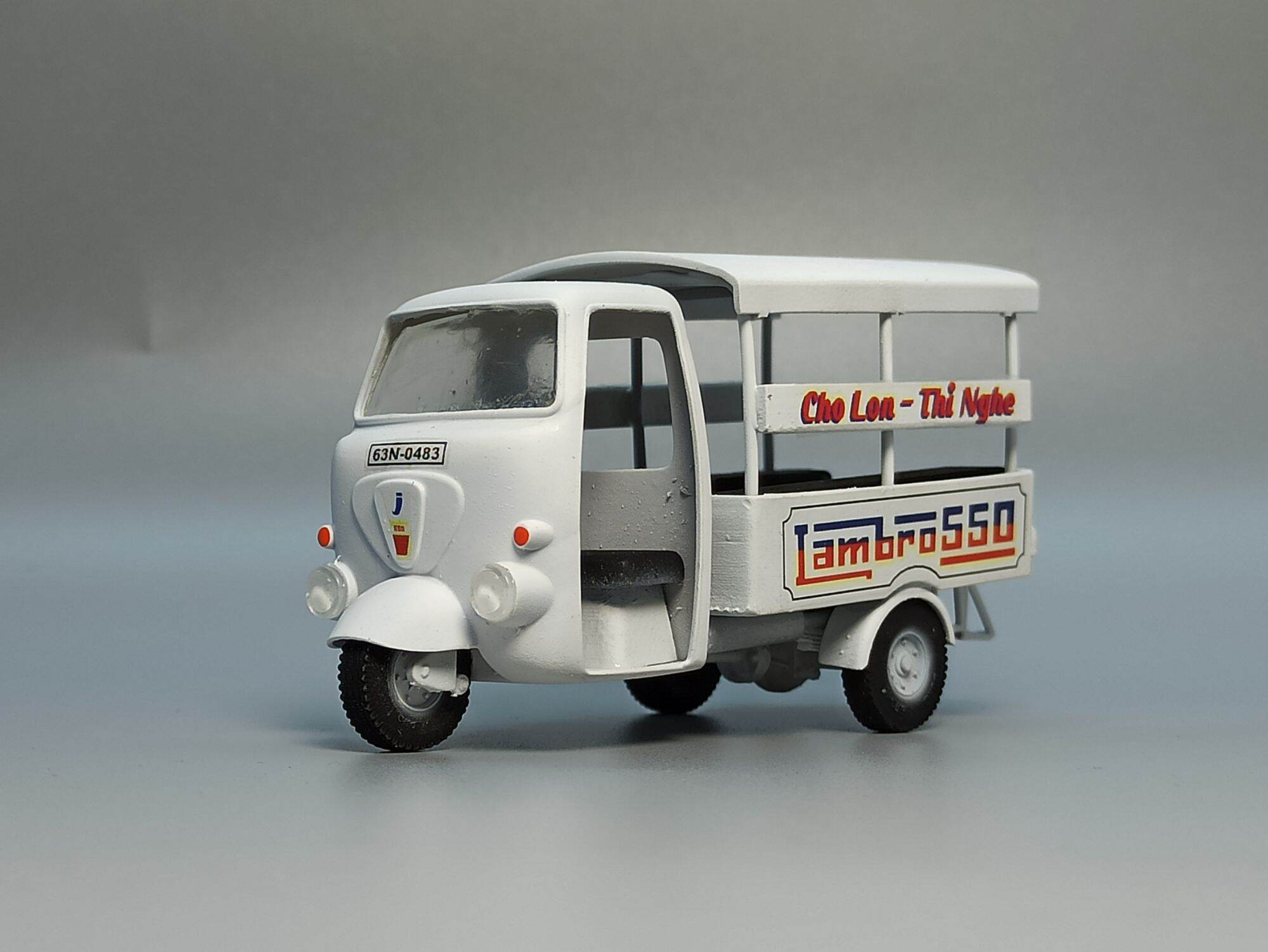 Mô hình xe lambro 550 tỷ lệ 1/43