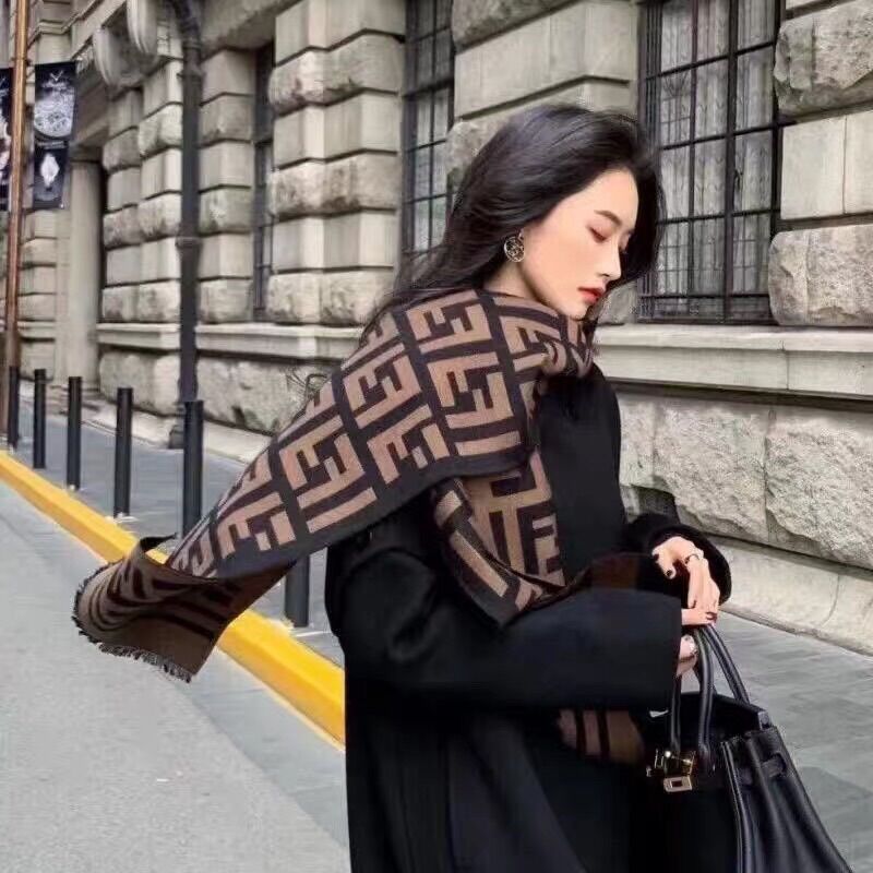 Khăn dạ Fendi