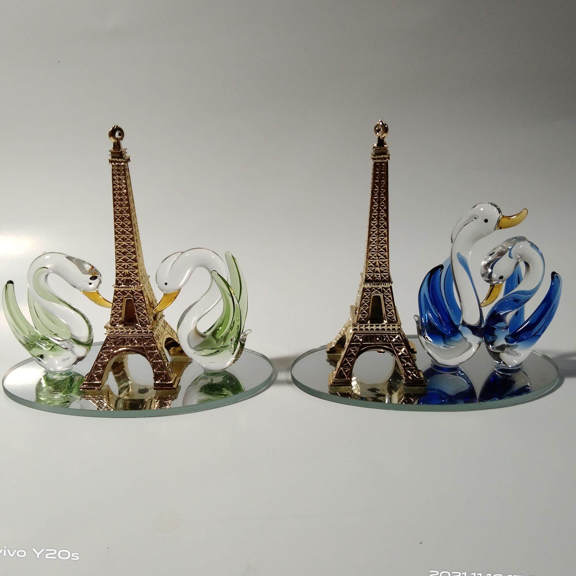 Mô hình tháp eiffel và thiên nga băng thủy tinh