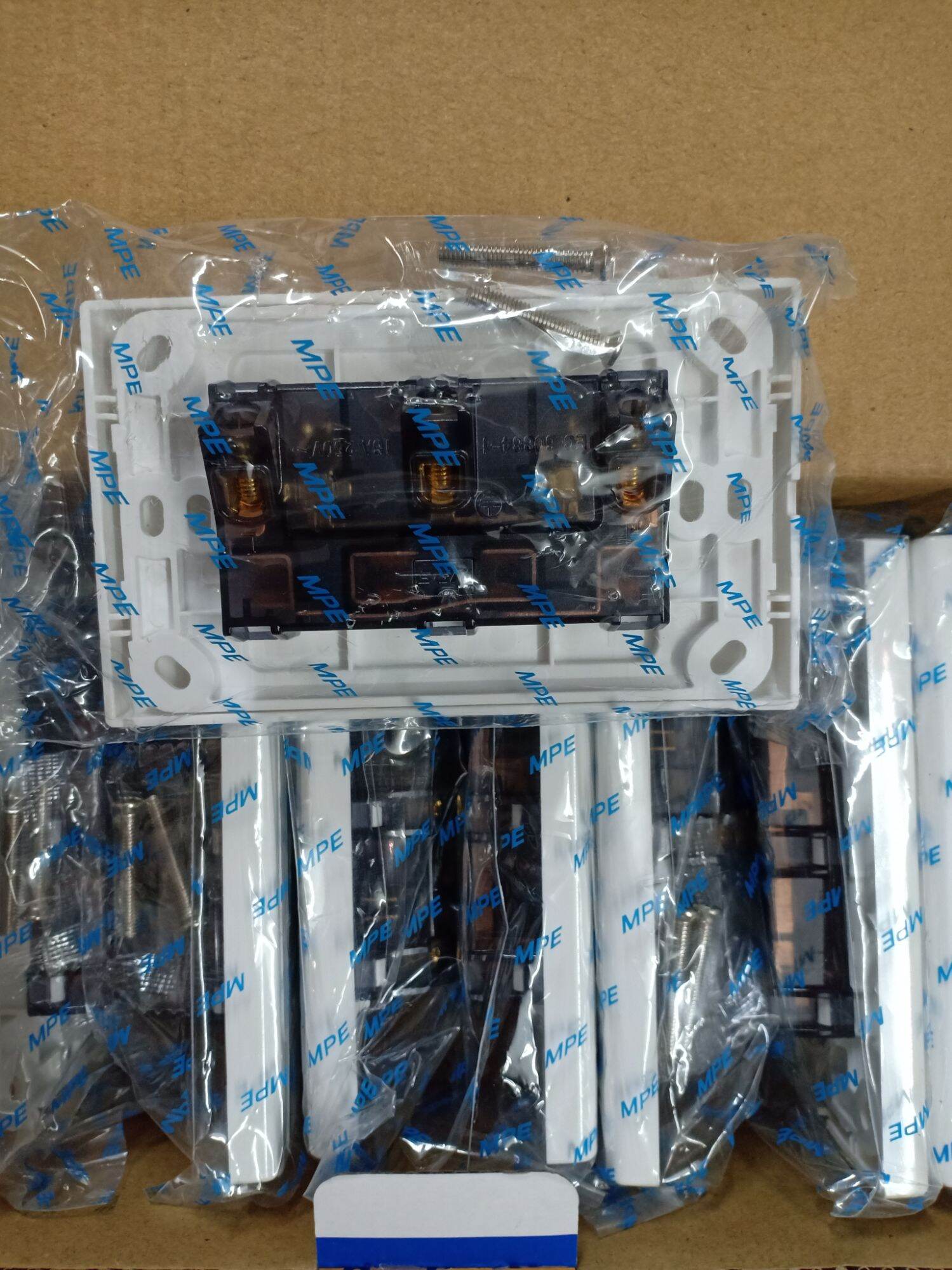 Ổ cắm đôi 3 chấu đa năng hàng A20 MPE