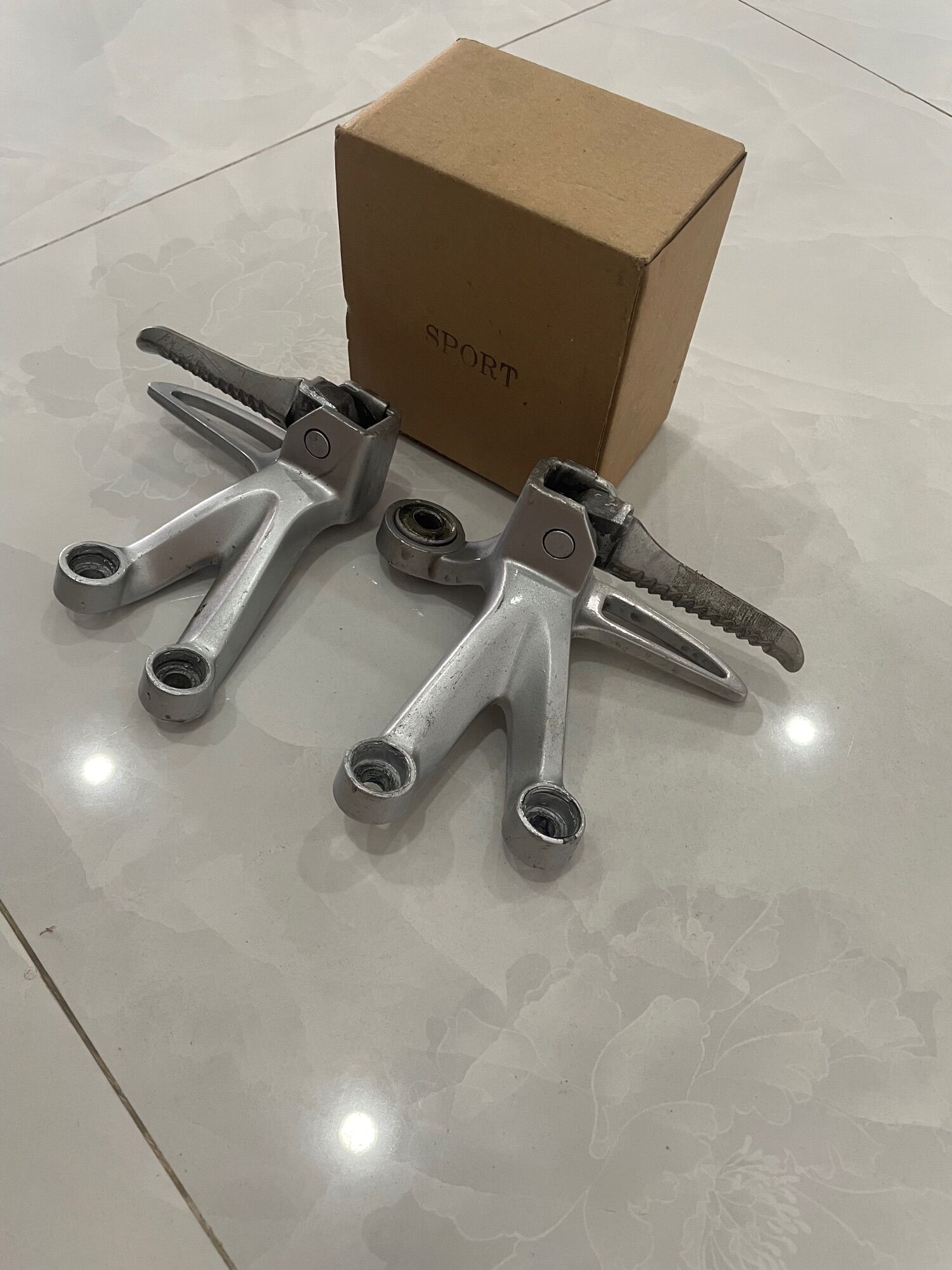 Bộ gác chân xipo nhôm