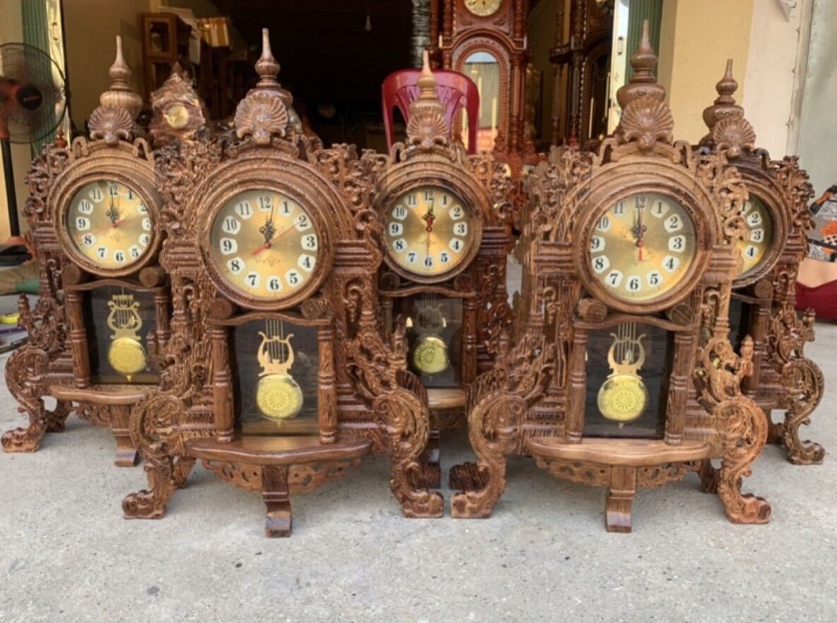 Đồng hồ để bàn gỗ mun đuôi công vân siêu đẹp