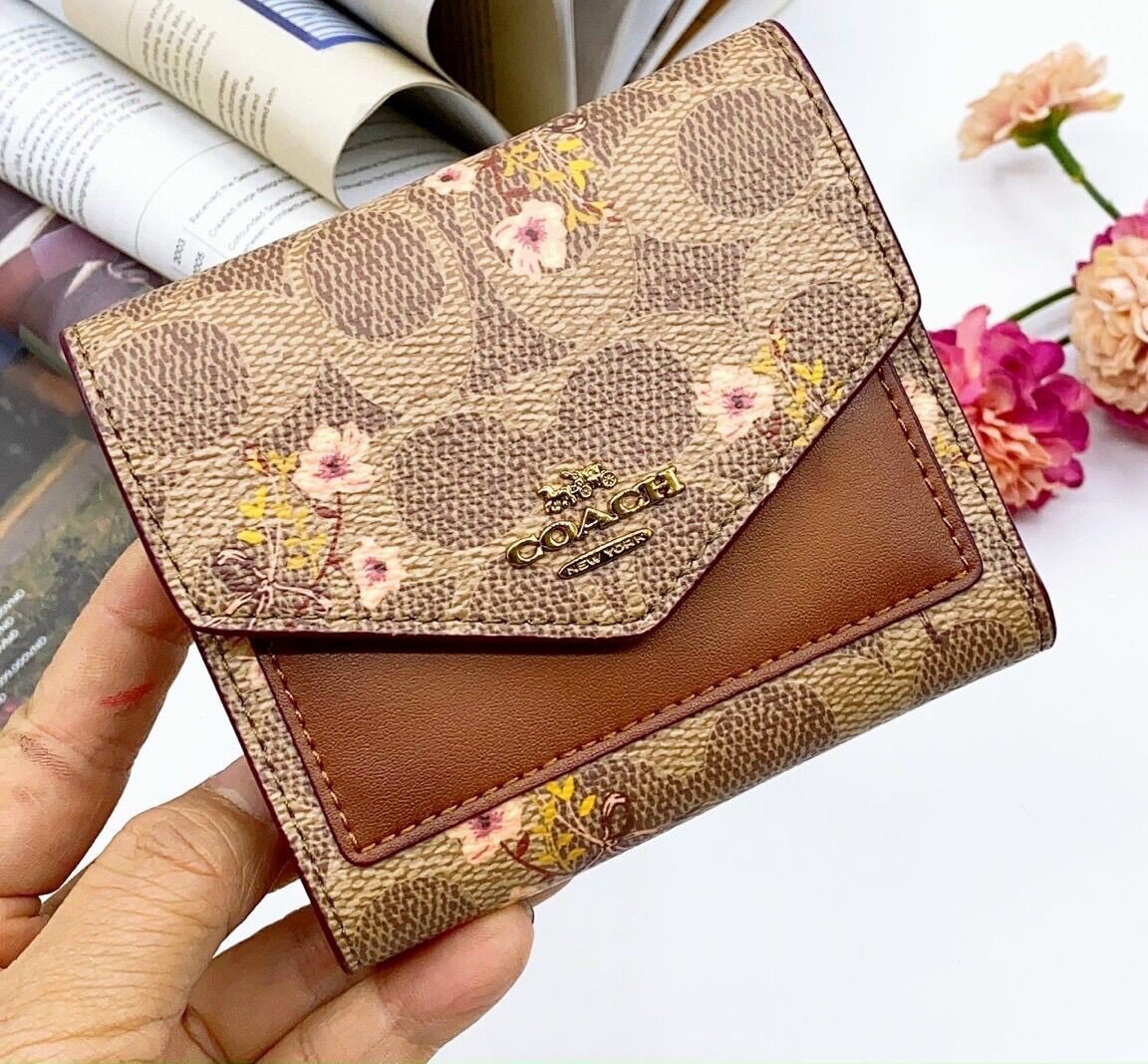 Ví vuông Coach gập 3 mỏng gọn da thật pha canvas hoa nhí siêu xinh
