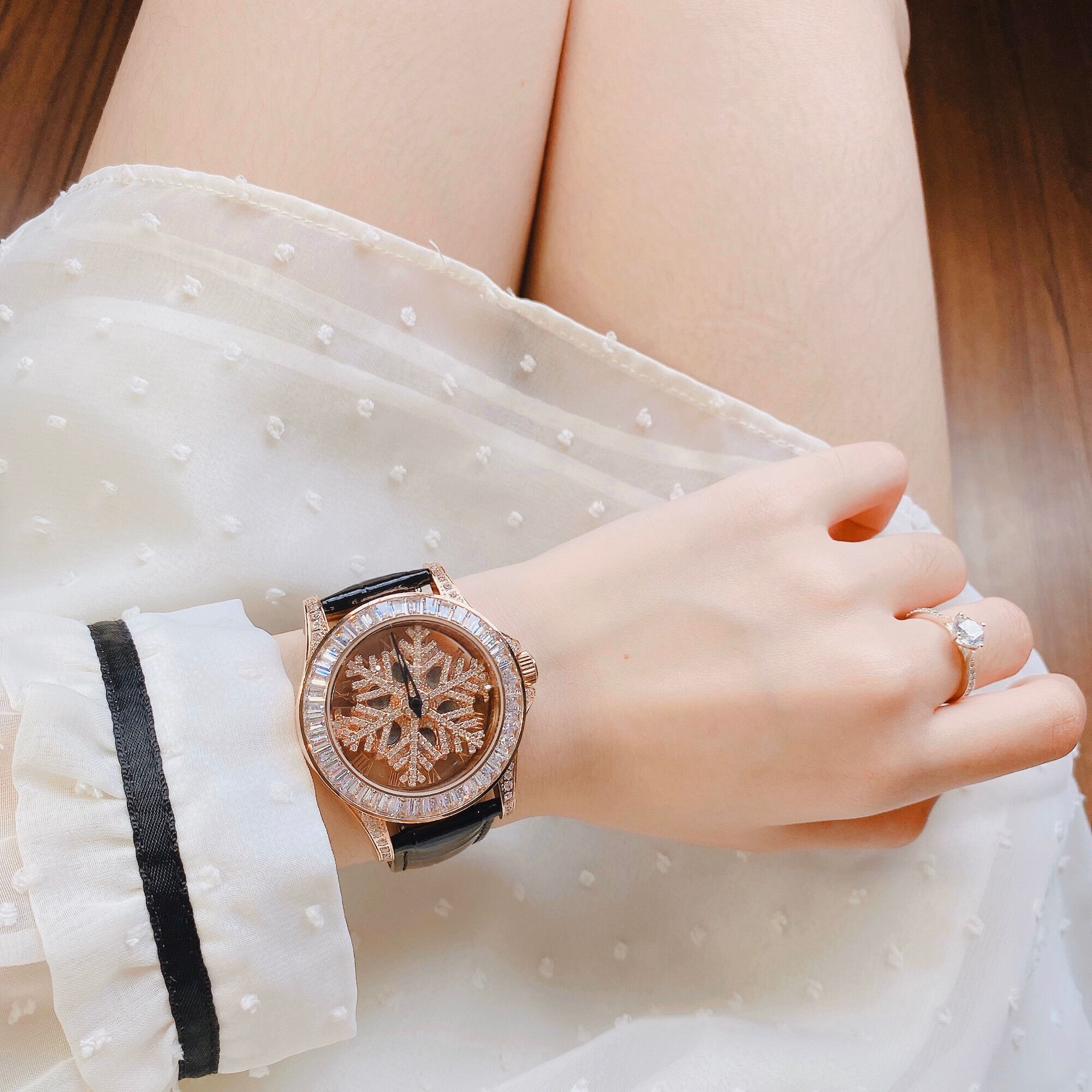 Đồng Hồ Nữ Davena Hoa Tuyết