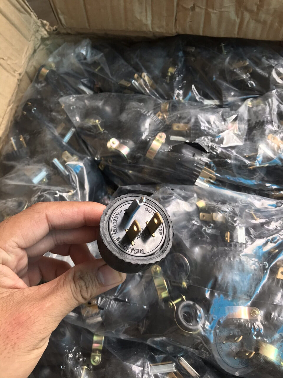 Phích cắm điện 3chấu dẹt dọc 15A 125v 250v, phích cắm 3chân nội địa nhật dẹt dọc 15A, phích cắm điện cho máy phát điện nội địa nhật,phích cắm 3chân ho máy phát nhật bãi,phích cắm 15A-125v cho máy phát điện 2kw 3kw yanmar suziki kubota denyo shindaiwa 2600