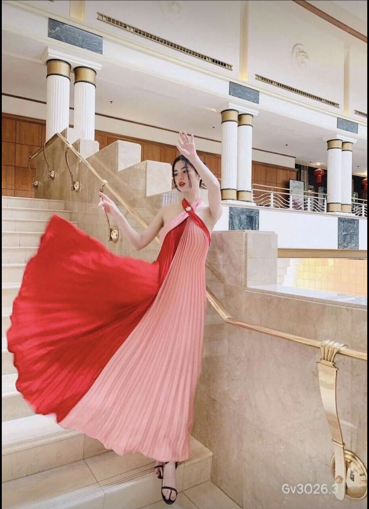 Đầm maxi dập ly cổ yếm phối màu hở lưng ,freesize