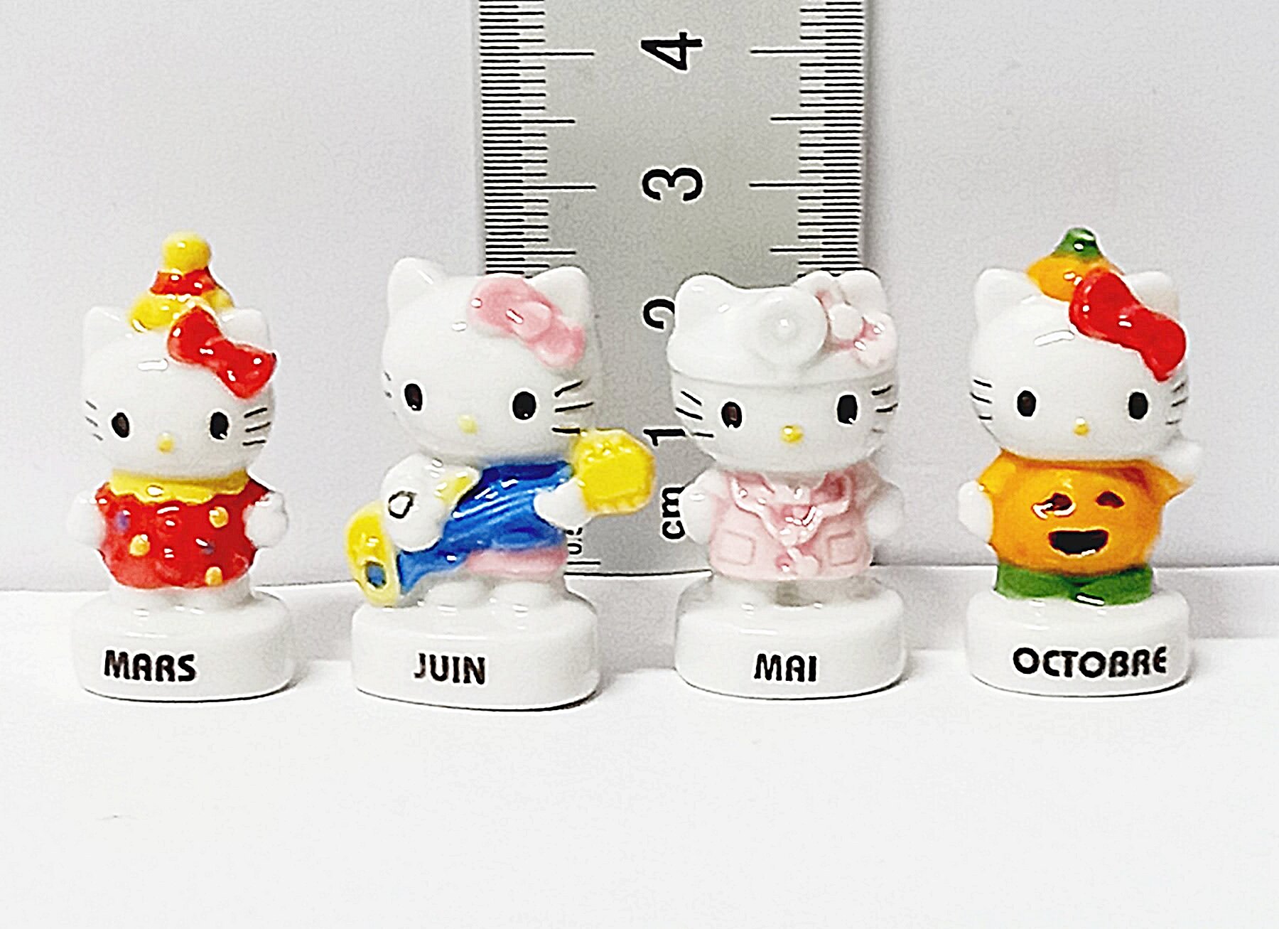 bộ  tượng  sứ  cao cấp 12 tháng  của kitty