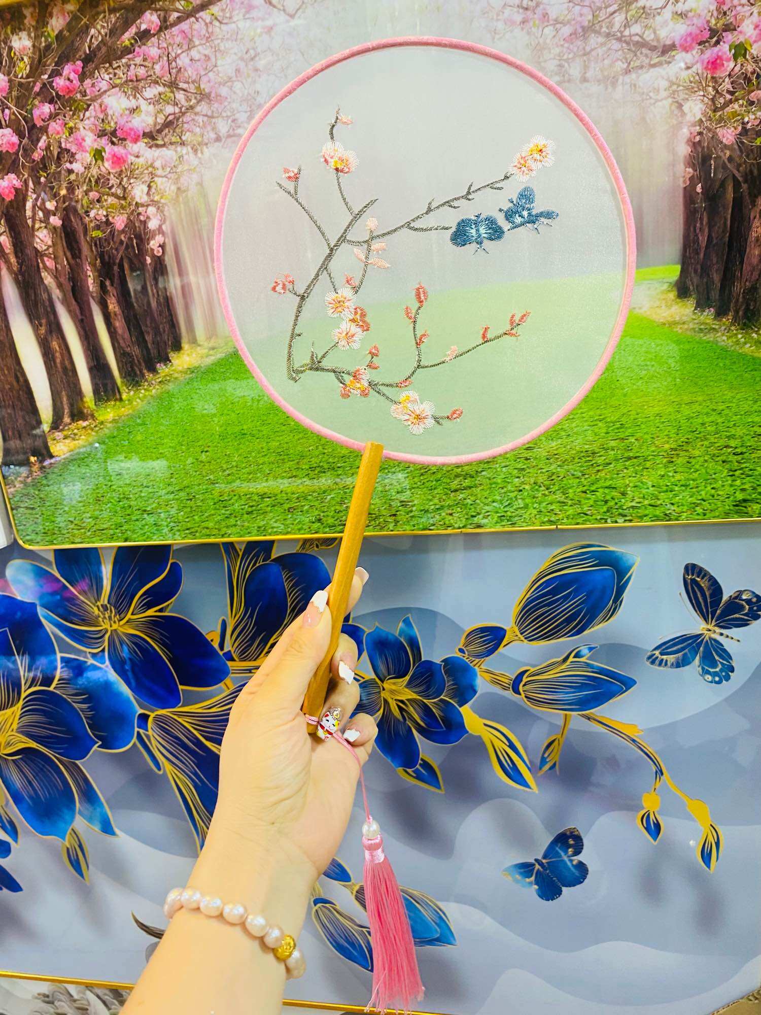 Quạt gỗ quạt lụa quạt cổ trang sống ảo quay phim chụp ảnh