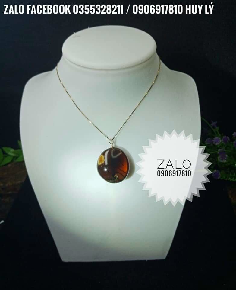 mặt dây hổ phách tự nhiên. bên trong chứa côn trùng như thân rết. có tác dụng tâm linh, tốt cho sức khỏe, đảm bảo cực kỳ độc lạ.