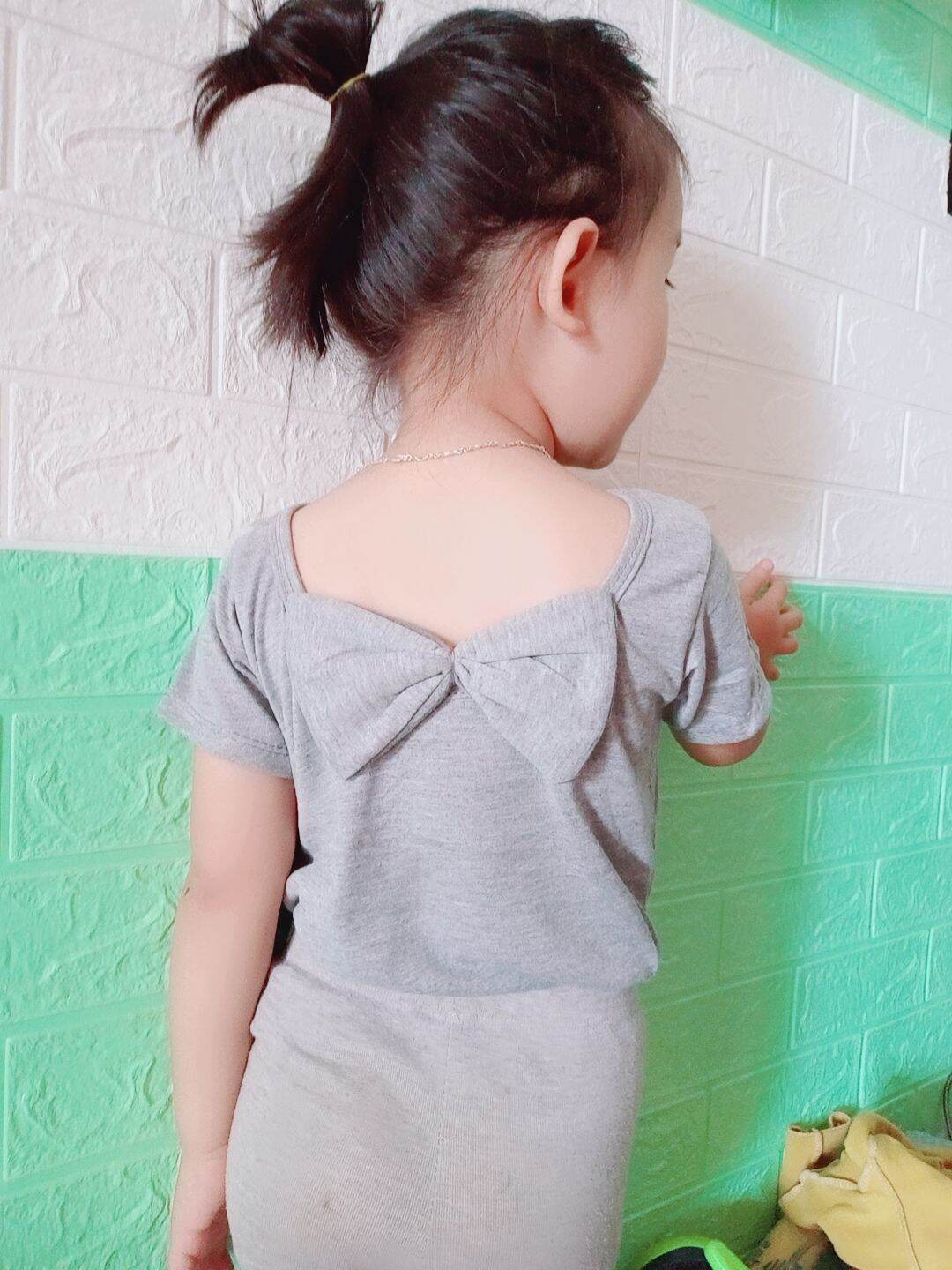 Áo thun nơ lưng bé gái