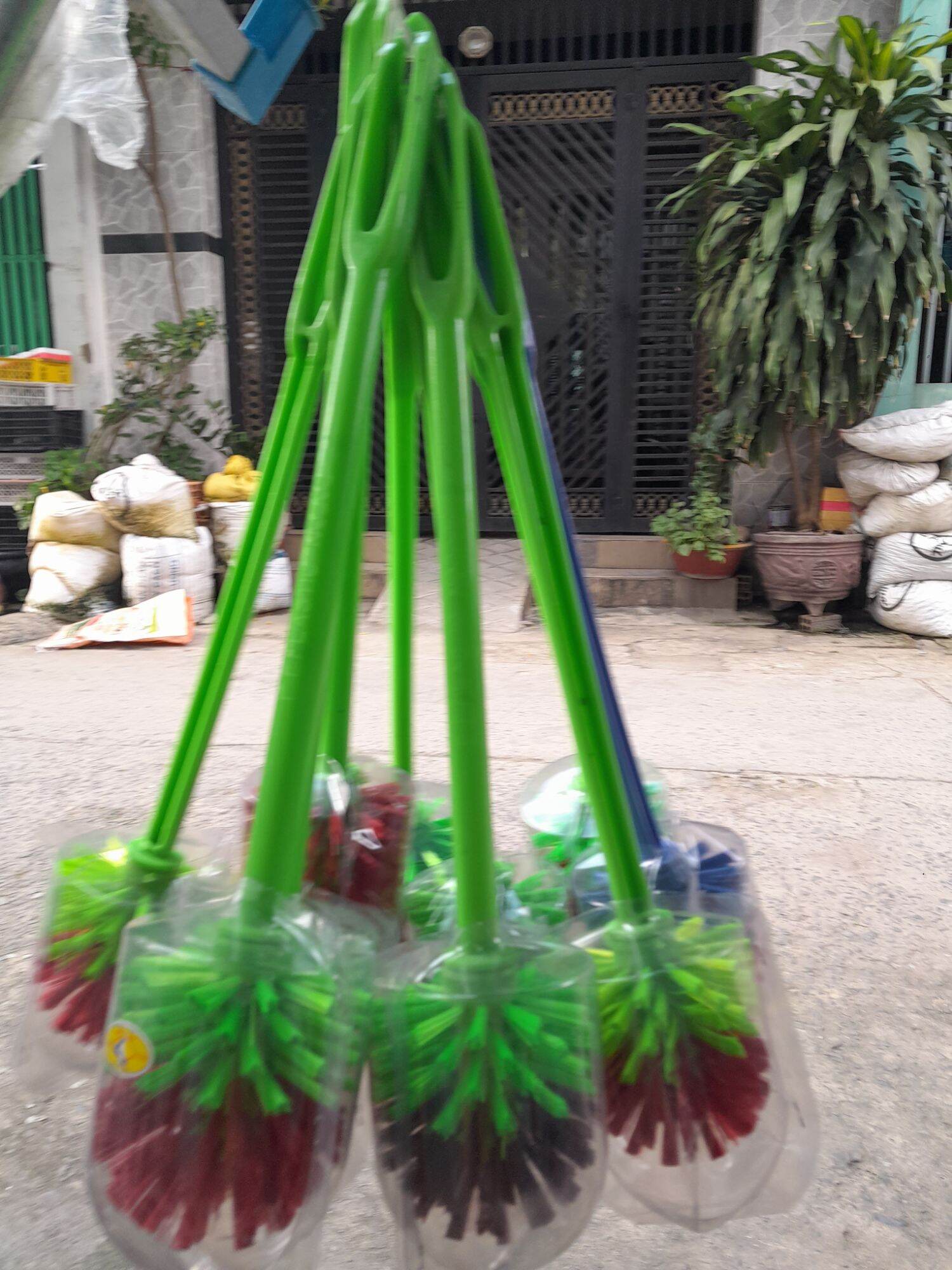 Cây chà bồn cầu đầu tròn cán inox